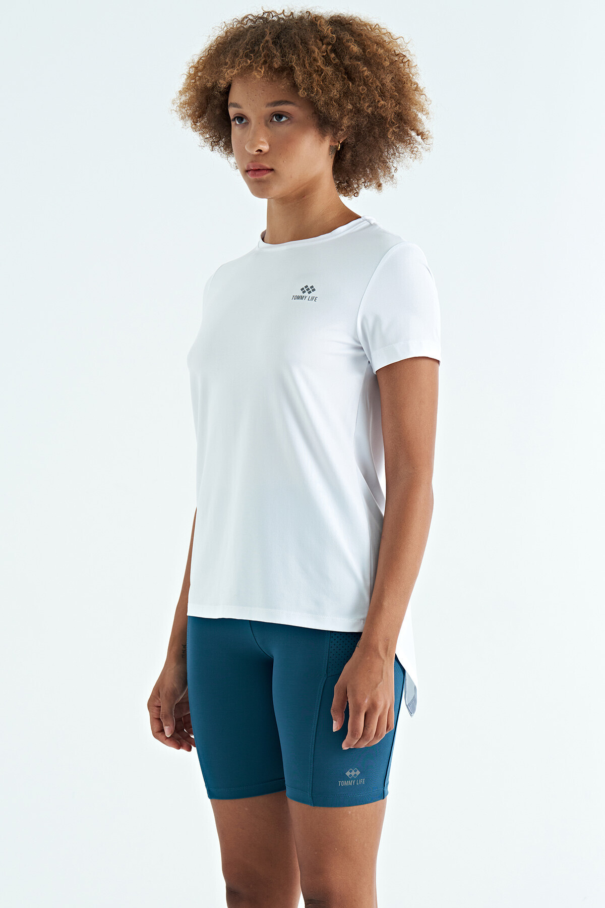 TOMMY LIFE Beyaz Sırt Yırtmaç Detaylı O Yaka Kısa Kollu Standart Kalıp Kadın T-Shirt - 97267 görsel 3