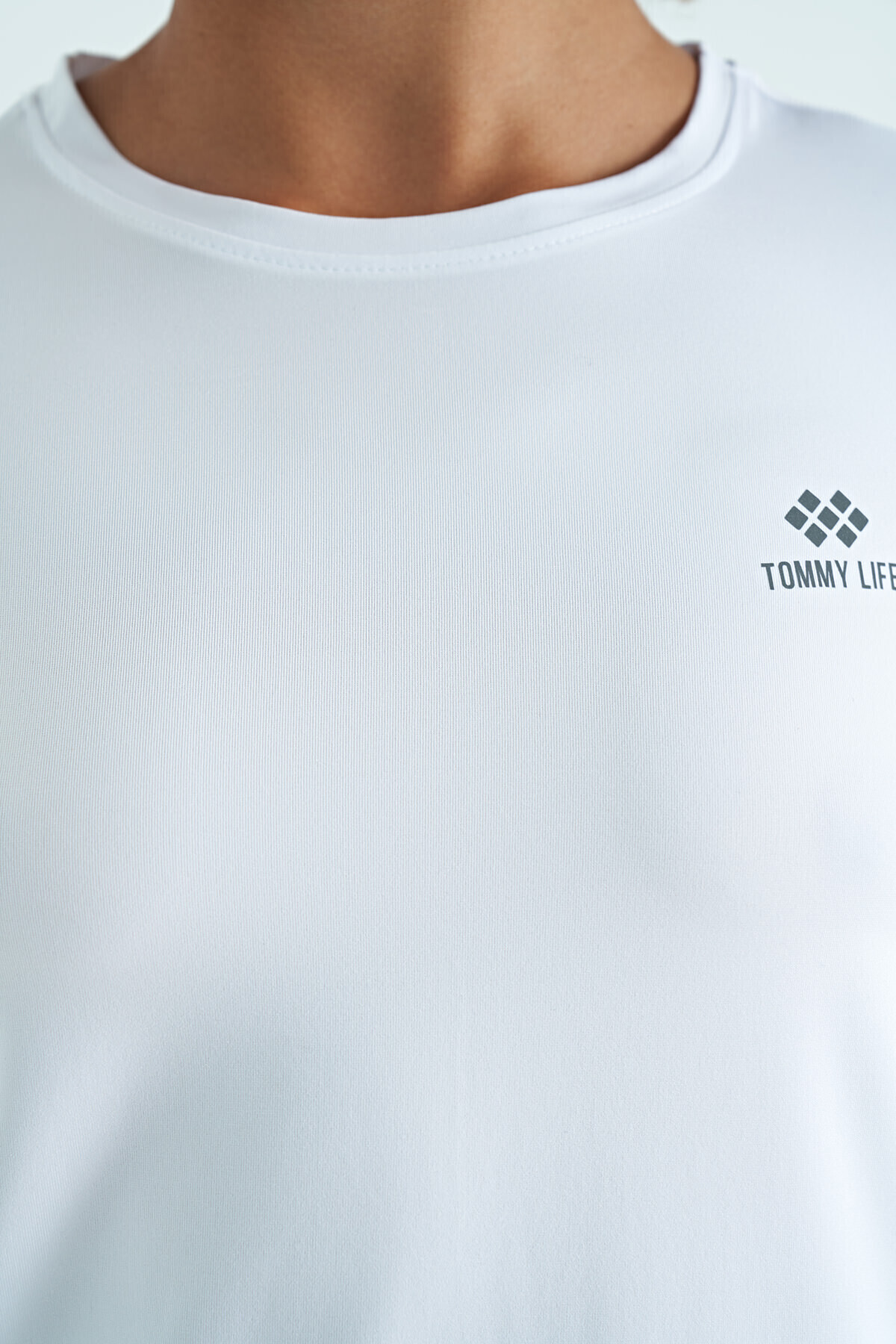 TOMMY LIFE Beyaz Sırt Yırtmaç Detaylı O Yaka Kısa Kollu Standart Kalıp Kadın T-Shirt - 97267 görsel 8