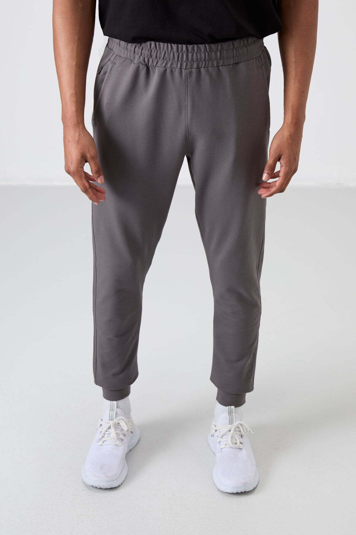 TOMMY LIFE  Koyu Gri Pamuk Yumuşak Dokulu Standart Fit Nakışlı Erkek Eşofman Alt - 82133 - Görsel 4