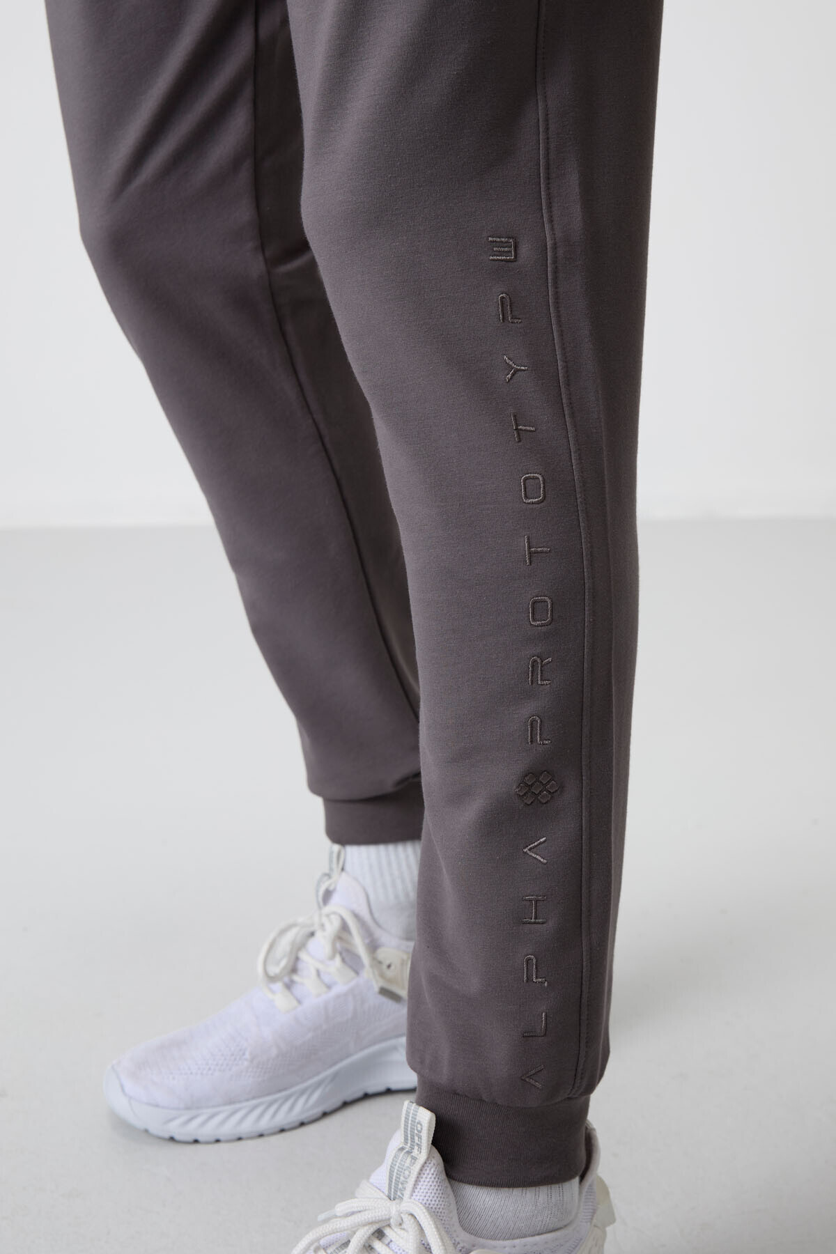 TOMMY LIFE  Koyu Gri Pamuk Yumuşak Dokulu Standart Fit Nakışlı Erkek Eşofman Alt - 82133 - Görsel 5