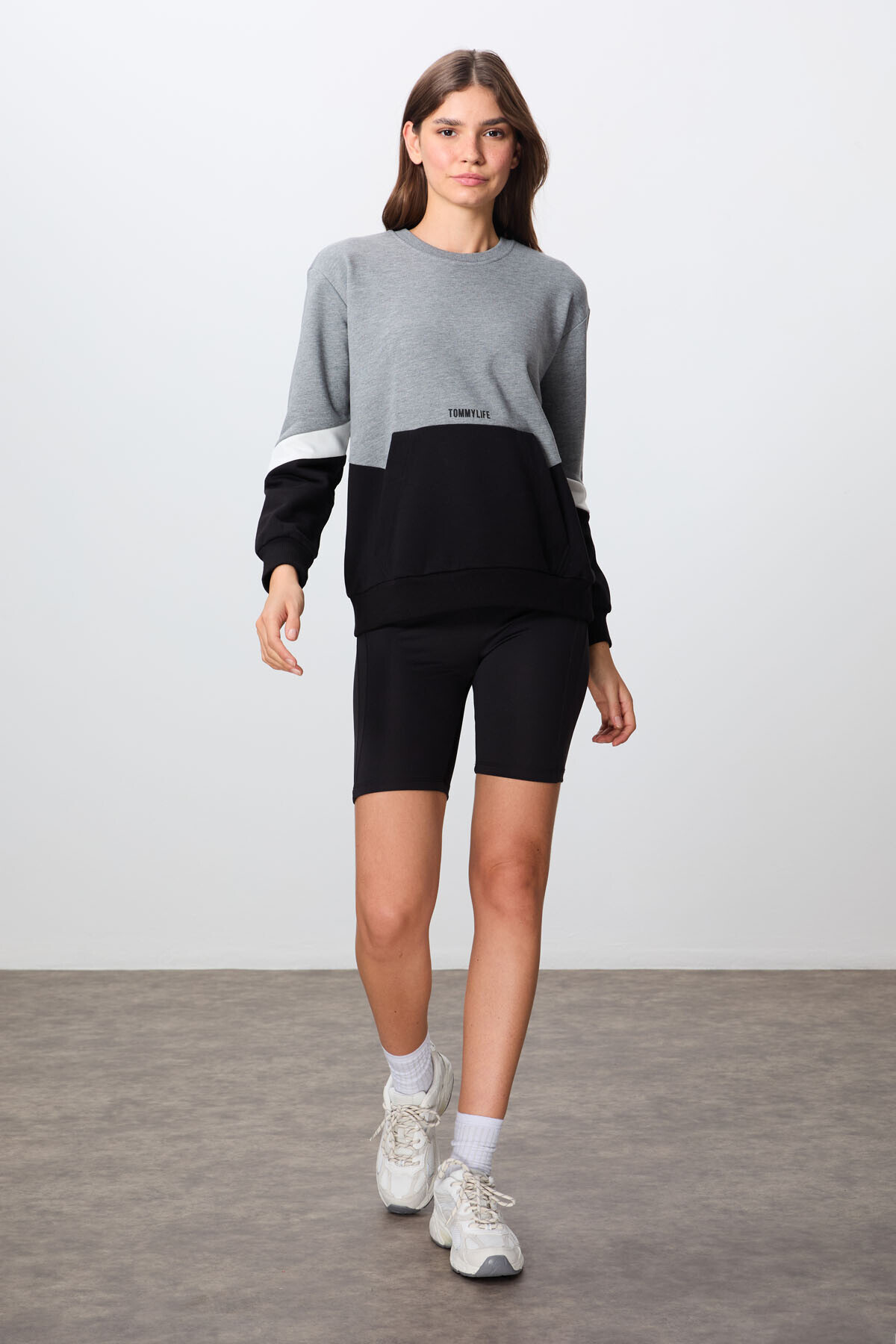 TOMMY LIFE  Gri Melanj Kompakt Pamuklu Kalın Pürüzsüz Dokulu O Yaka Oversize Fit Kadın Sweatshirt - 97289 - Görsel 3