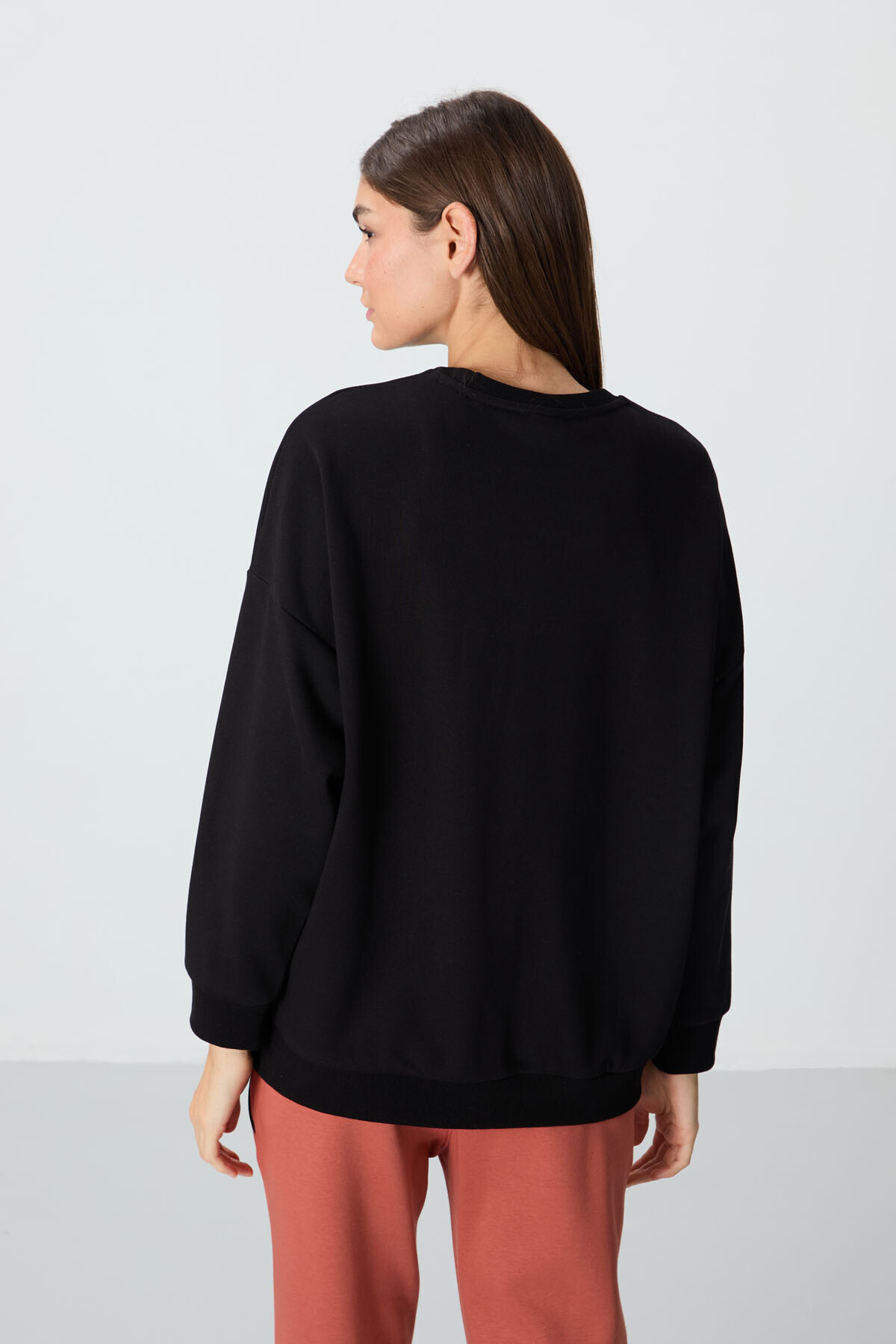 TOMMY LIFE  Siyah Kompakt Pamuklu Kalın Pürüzsüz Dokulu O Yaka Oversize Fit Kadın Sweatshirt - 97288 - Görsel 5
