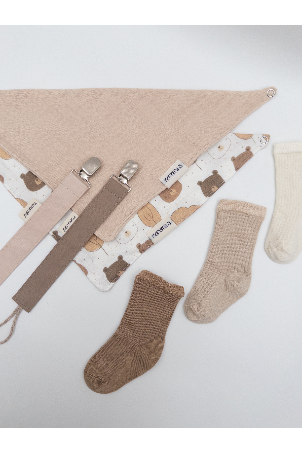 KARAMİLA Yenidoğan Bebek Hediye Seti Unisex- ( 2 adet fular,3 çift Bambu çorap, 2 adet Emzik Askısı ) fotoğrafı 2 (önizleme)