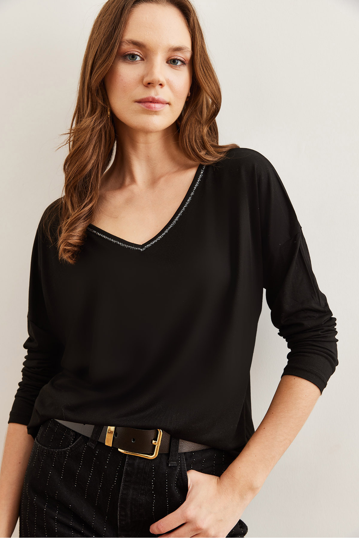 Olalook Női fekete ezüst varrás részletes V-nyakú viszkóz blúz BLZ- 19002747