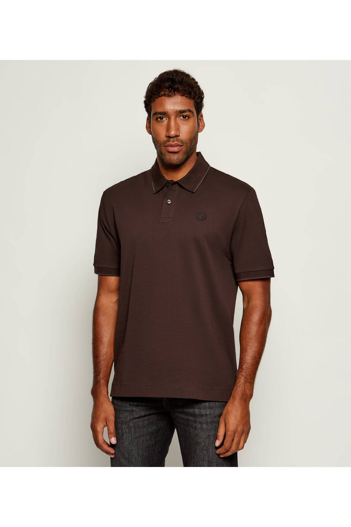 باس تی‌شرت مردانه یقه گرد طرح‌دار معمولی، آستین کوتاه، گلدوزی شده، ۱۰۰٪ پنبه، قهوه‌ای، پیکه، کد ۵۰۵۴۴۰۸۸