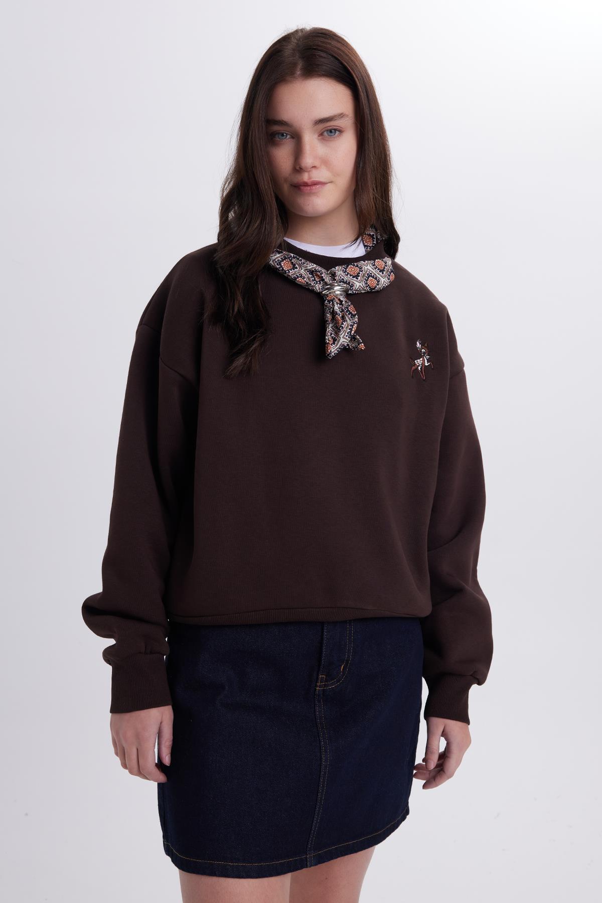 Tudors  Kadın Oversize Geniş Kesim Pamuklu Fular Detaylı Bisiklet Yaka Kahverengi Sweatshirt - Görsel 3