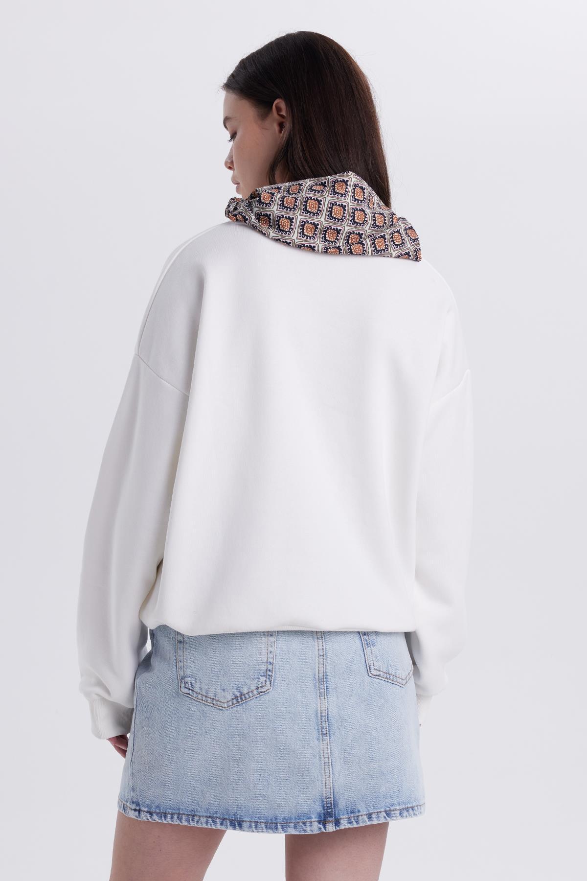 Tudors  Kadın Oversize Geniş Kesim Pamuklu Fular Detaylı Bisiklet Yaka Beyaz Sweatshirt - Görsel 7