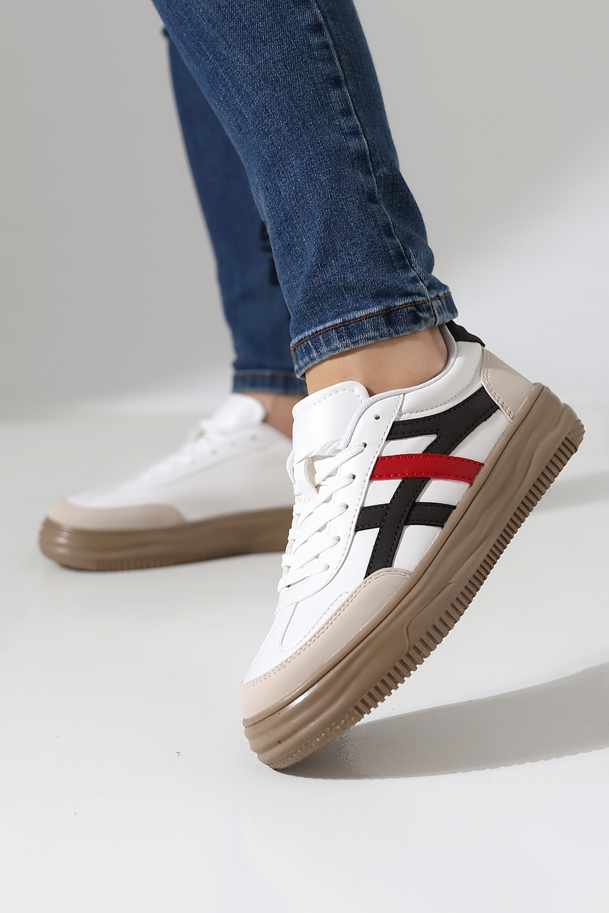 Beyaz Bej Kadın Günlük Sneaker – Kırmızı ve Siyah Şerit Detaylı Spor Ayakkabı | Kadın Spor Ayakkabı