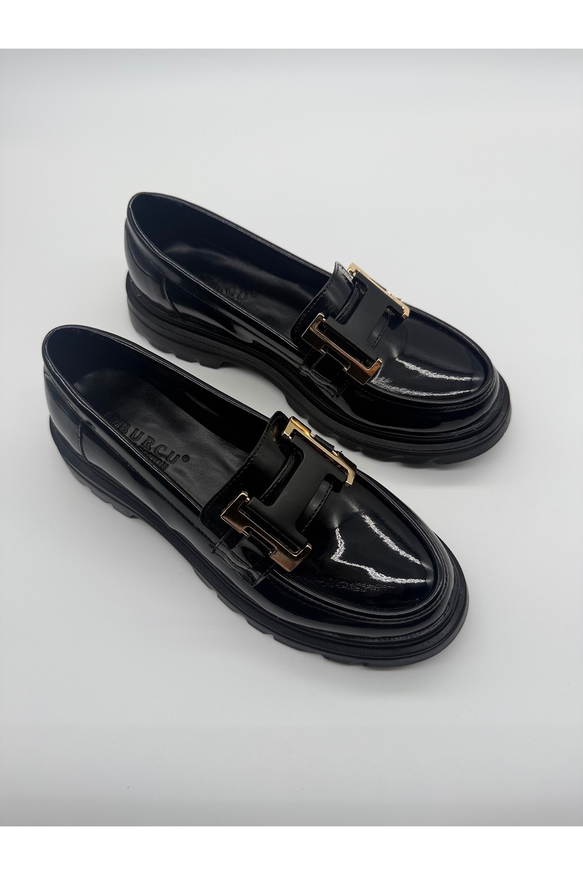 BURCU COLLECTİON HELEN KALIN TABAN GOLD TOKA DETAYLI SİYAH RUGAN LOAFER