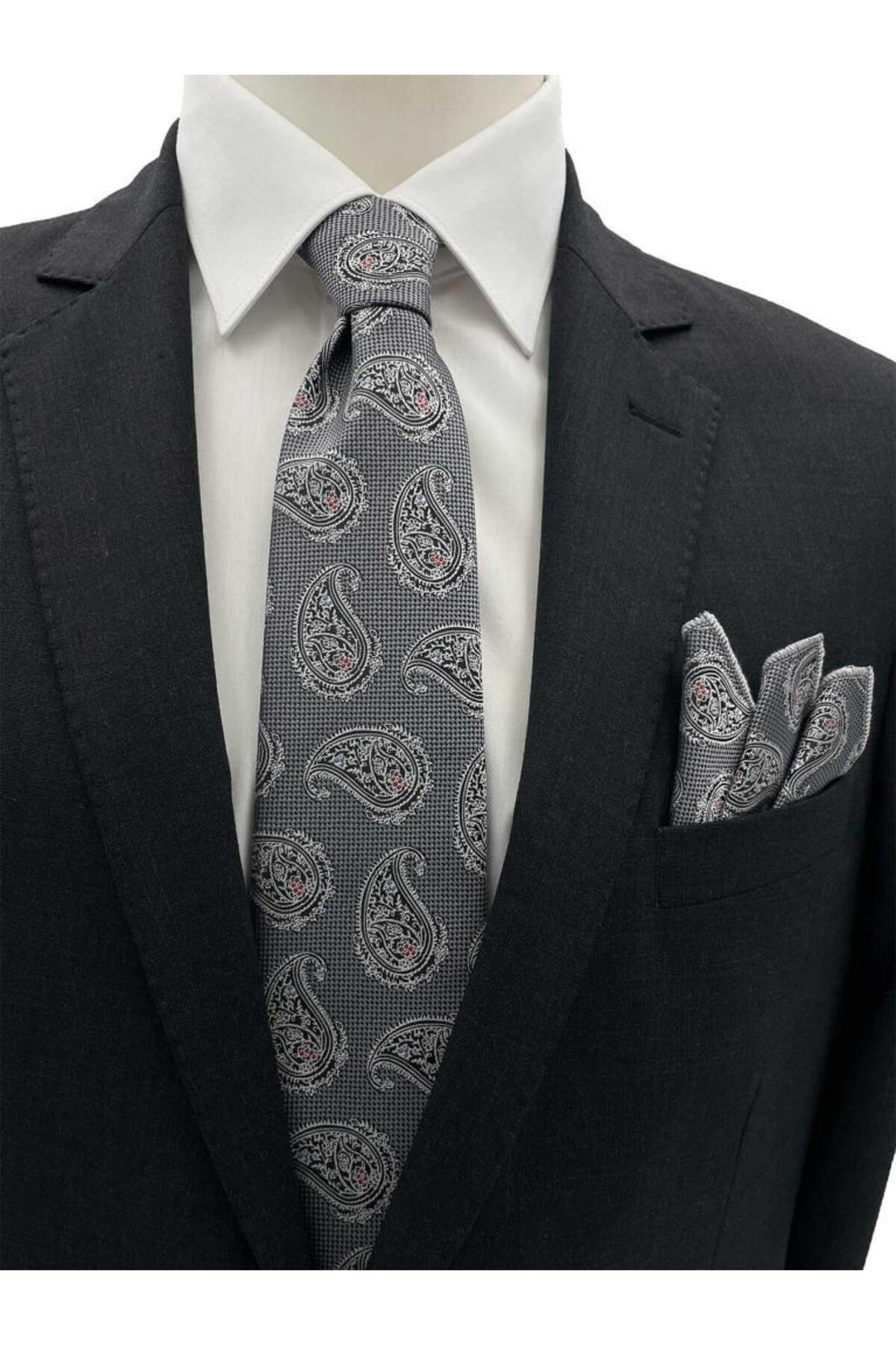  ست کراوات و دستمال جیبی طرح‌دار شال خاکستری و مشکی ۷ سانتی‌متری