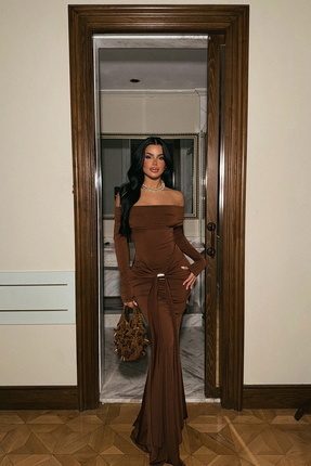 Rora Omzu Açık Elbise Toka Detaylı Uzun Kol Uzun Elbise