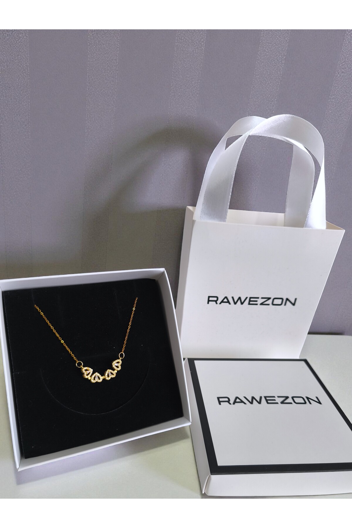 RAWEZON Kutulu ve Çantalı Gold Renk Mıknatıslı Açılabilir Yonca Kolye -Sevgiliye Hediye Doğum Günü Arkadaşa fotoğrafı 3 (önizleme)