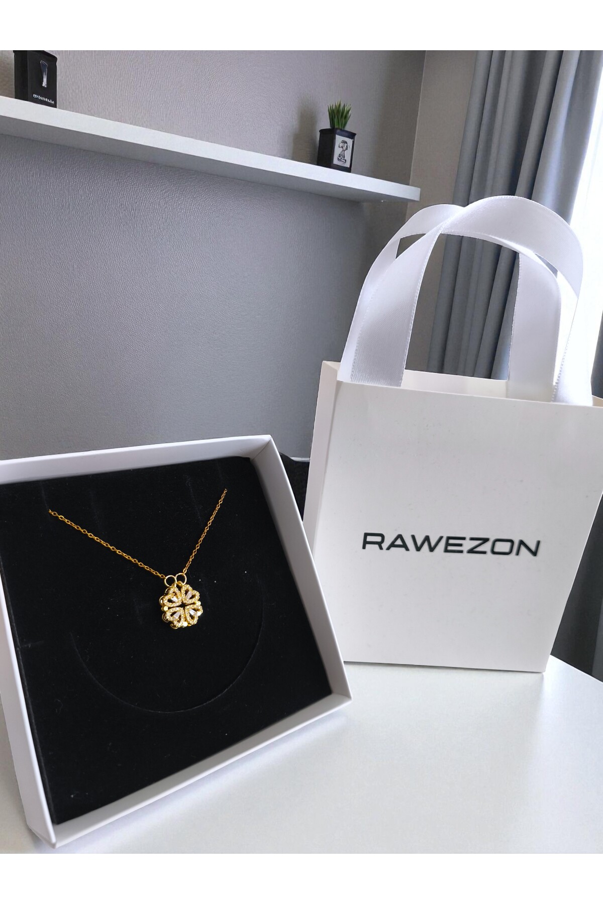 RAWEZON Kutulu ve Çantalı Gold Renk Mıknatıslı Açılabilir Yonca Kolye -Sevgiliye Hediye Doğum Günü Arkadaşa fotoğrafı 6 (önizleme)