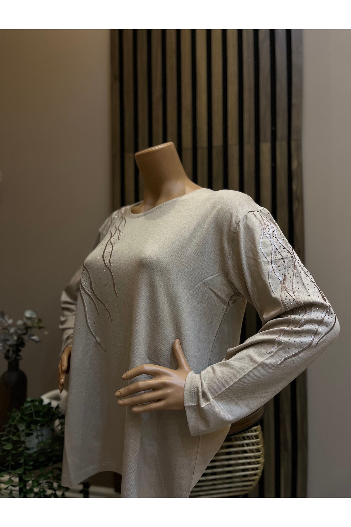 AKMAVİ  Kadın Orta Yaş Ve Üzeri Baget Taşlı Bej Anne Penye Bluz - Görsel 2