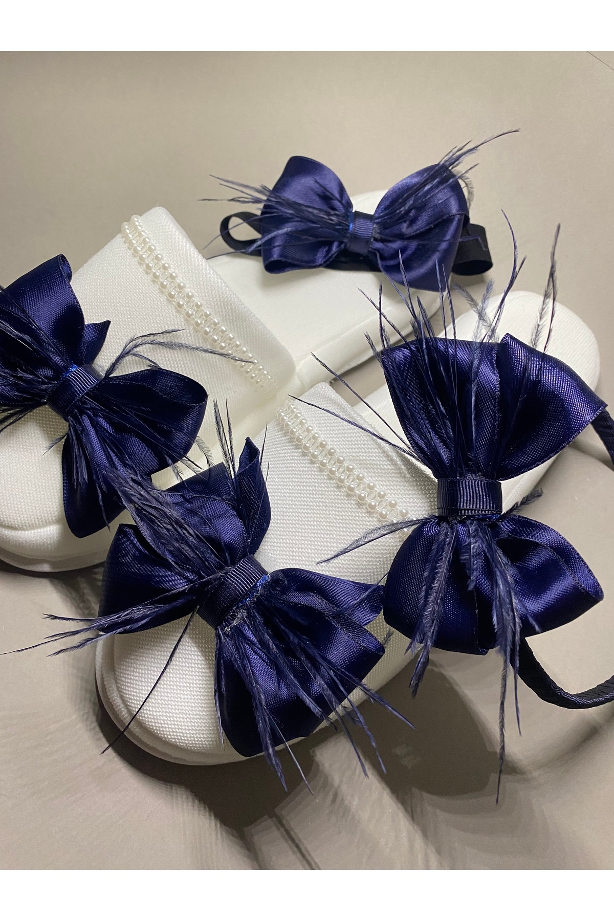 Massaltay Lacivert Tüylü Fiyonk Anne Lohusa Terliği Tacı ve Bebek Bandanası 3’lü Şık Hastane Çıkışı Seti fotoğrafı 2 (önizleme)