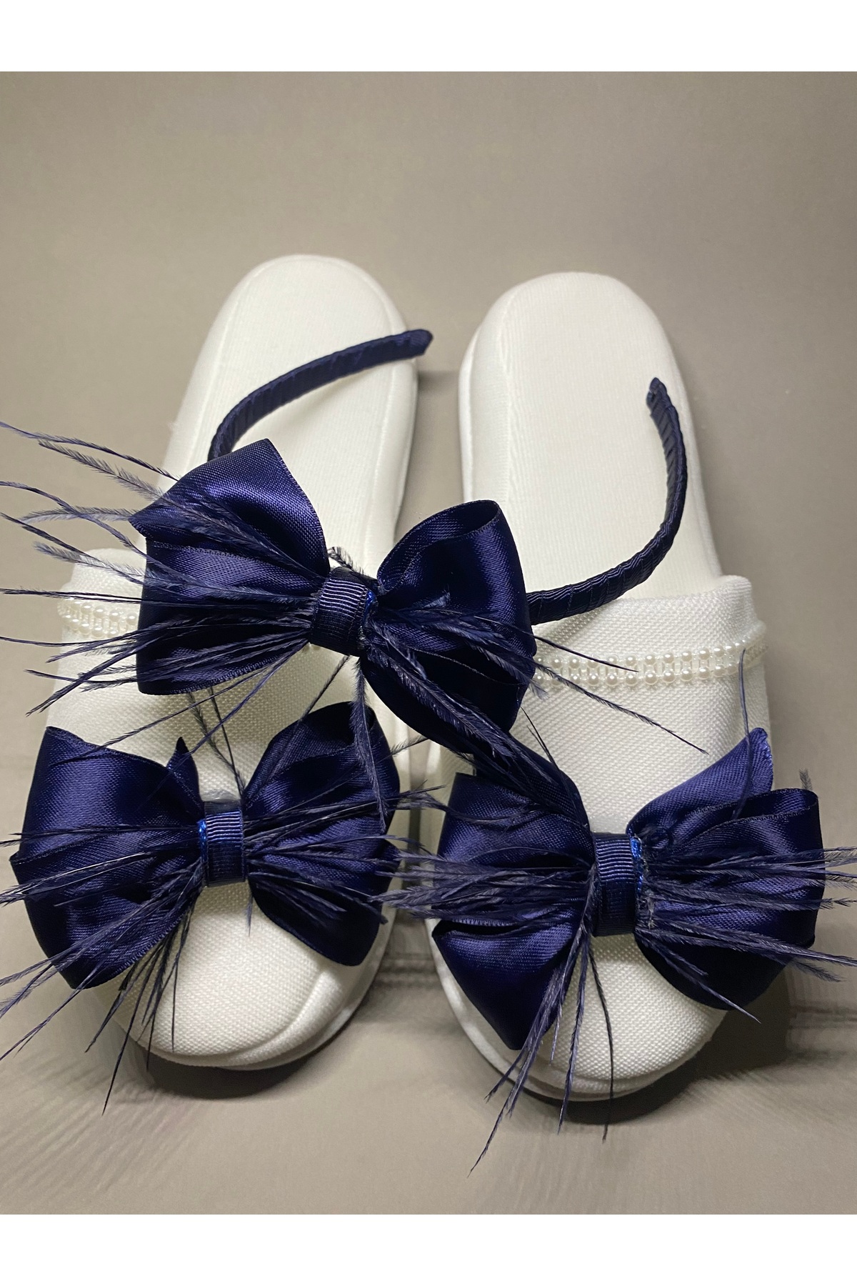 Massaltay Lacivert Tüylü Fiyonk Anne Lohusa Terliği Tacı ve Bebek Bandanası 3’lü Şık Hastane Çıkışı Seti fotoğrafı 3 (önizleme)