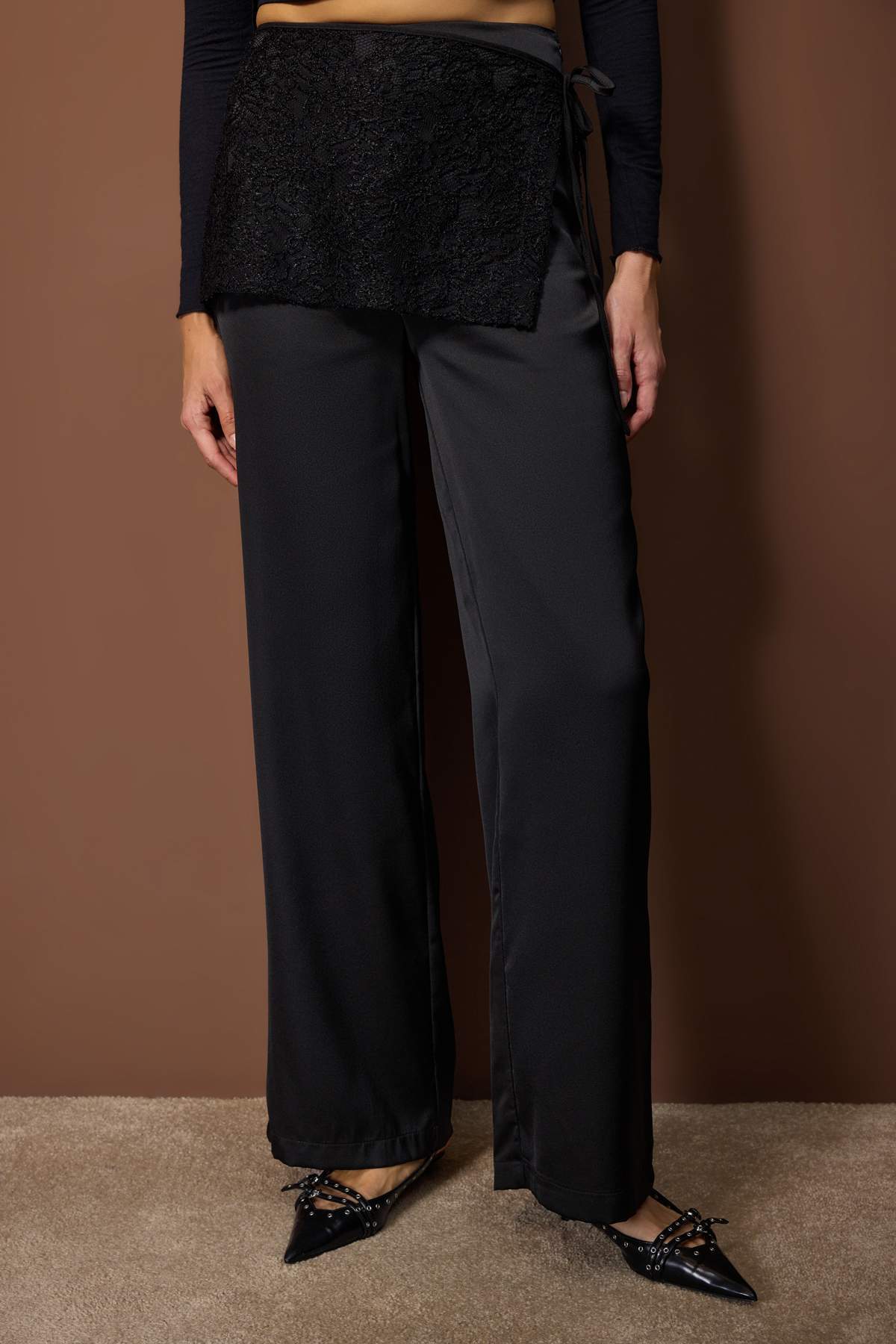 Trendyolmilla  Siyah Dantel Detaylı Saten Dokuma Party Pantolon TPRAW26PL00002 - Görsel 3