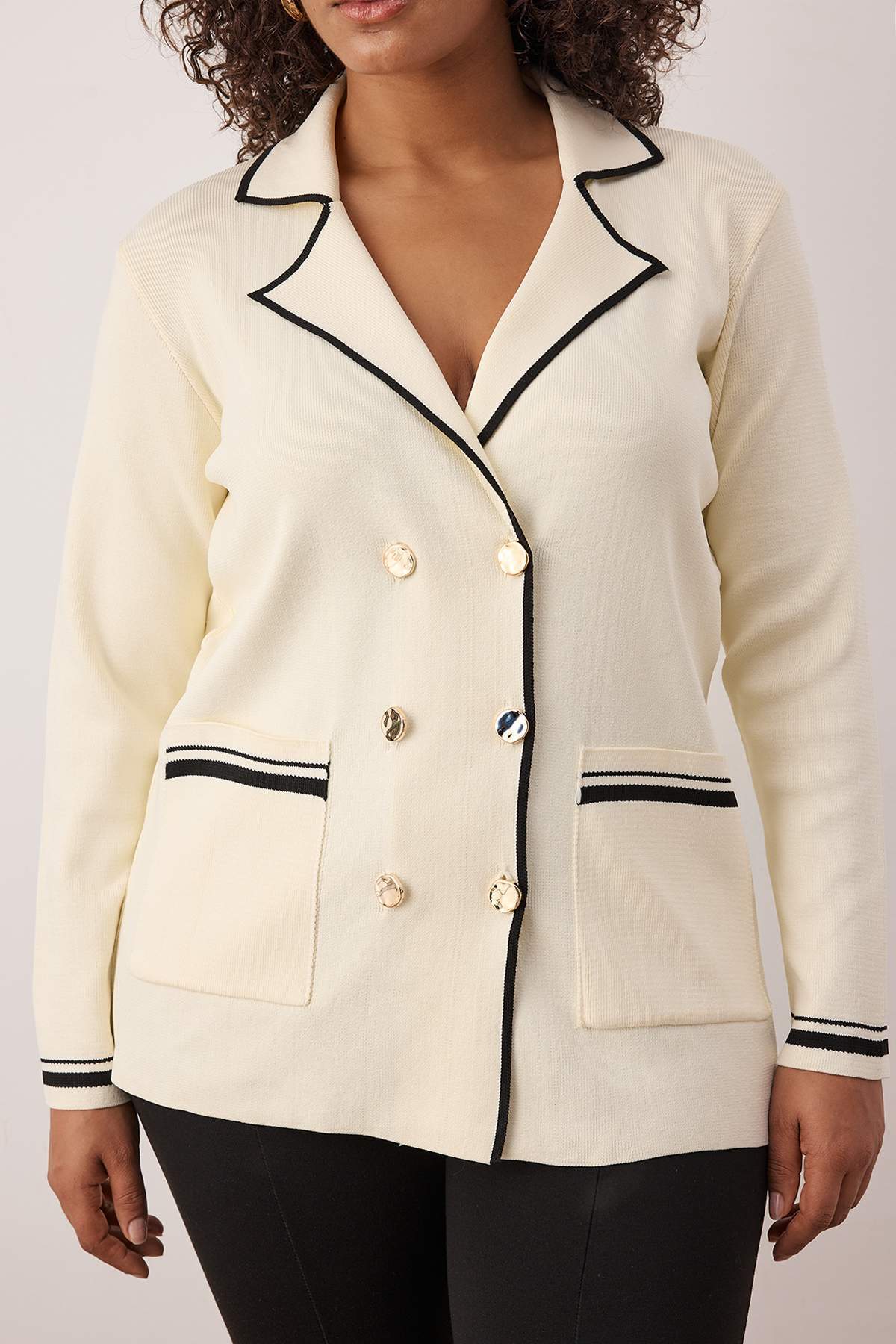 Trendyolmilla  Ekru Ceket Yaka Çizgi Detaylı Triko Ceket Görünümlü Hırka TBBAW26AV00002 - Görsel 3