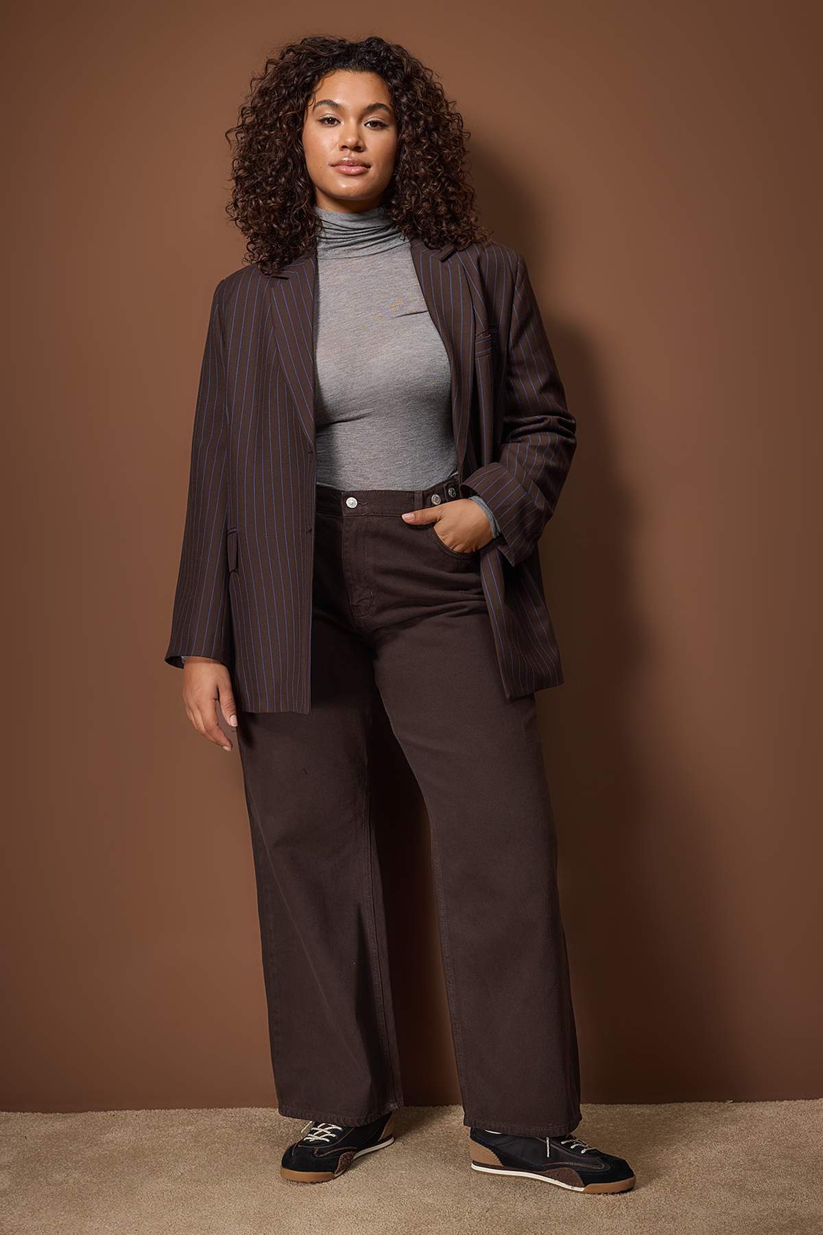 Trendyol Curve Brązowe spodnie z elastycznym paskiem i regulowanymi nogawkami...