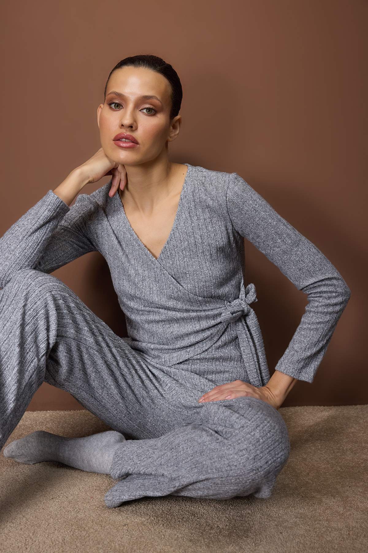 Trendyolmilla Gri Melanj Kruvaze Bağlama Detaylı Fitilli Örme Pijama Takımı THMAW26PT00225