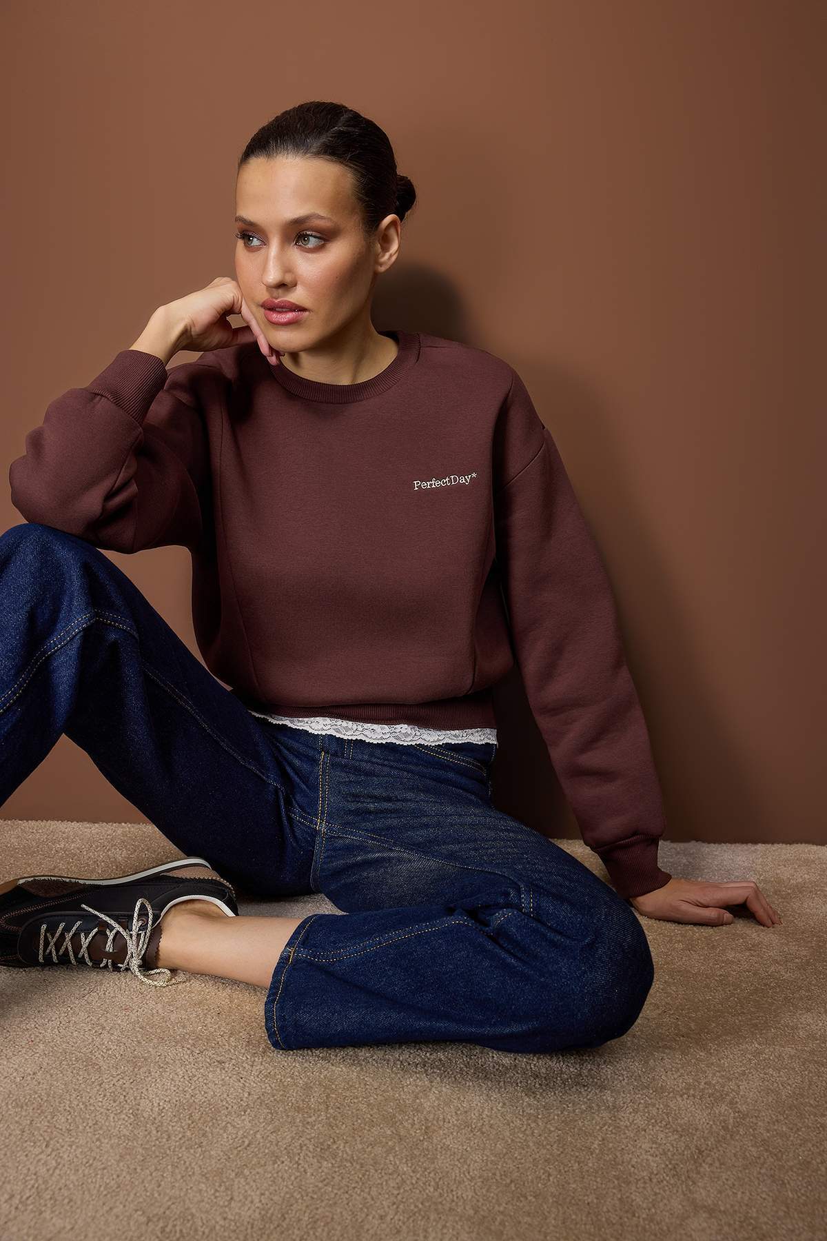 Trendyolmilla  Teen Kahverengi Regular Dantel Detaylı Slogan Nakışlı Kalın Polarlı Örme Sweatshirt TWOAW26SW00153 - Görsel 2