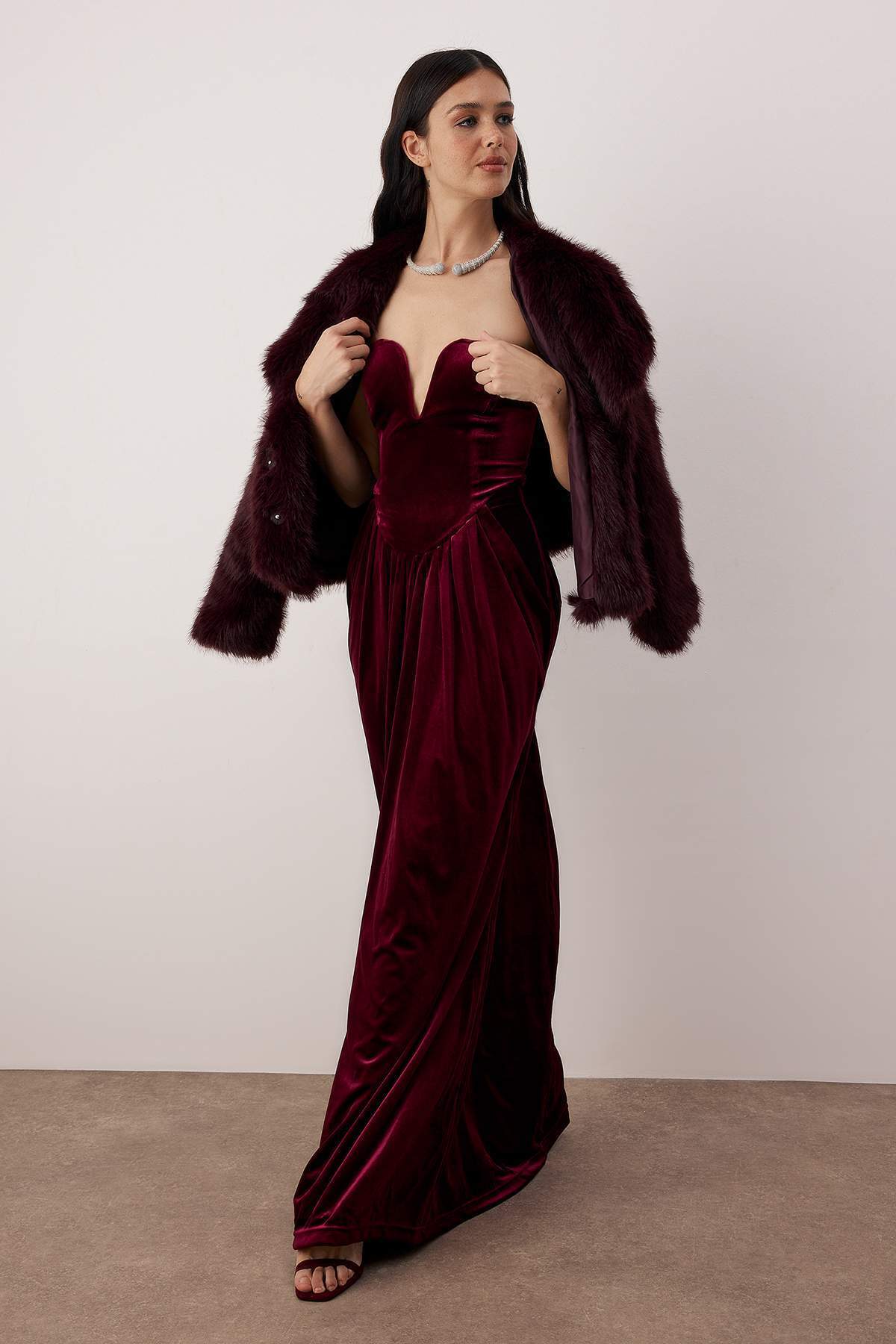 Trendyol Collection Limitierte Auflage: Burgunderrotes Samt-Maxikleid mit herzförmigem Ausschnitt und Abschlussballkleid TPRAW26AE00006