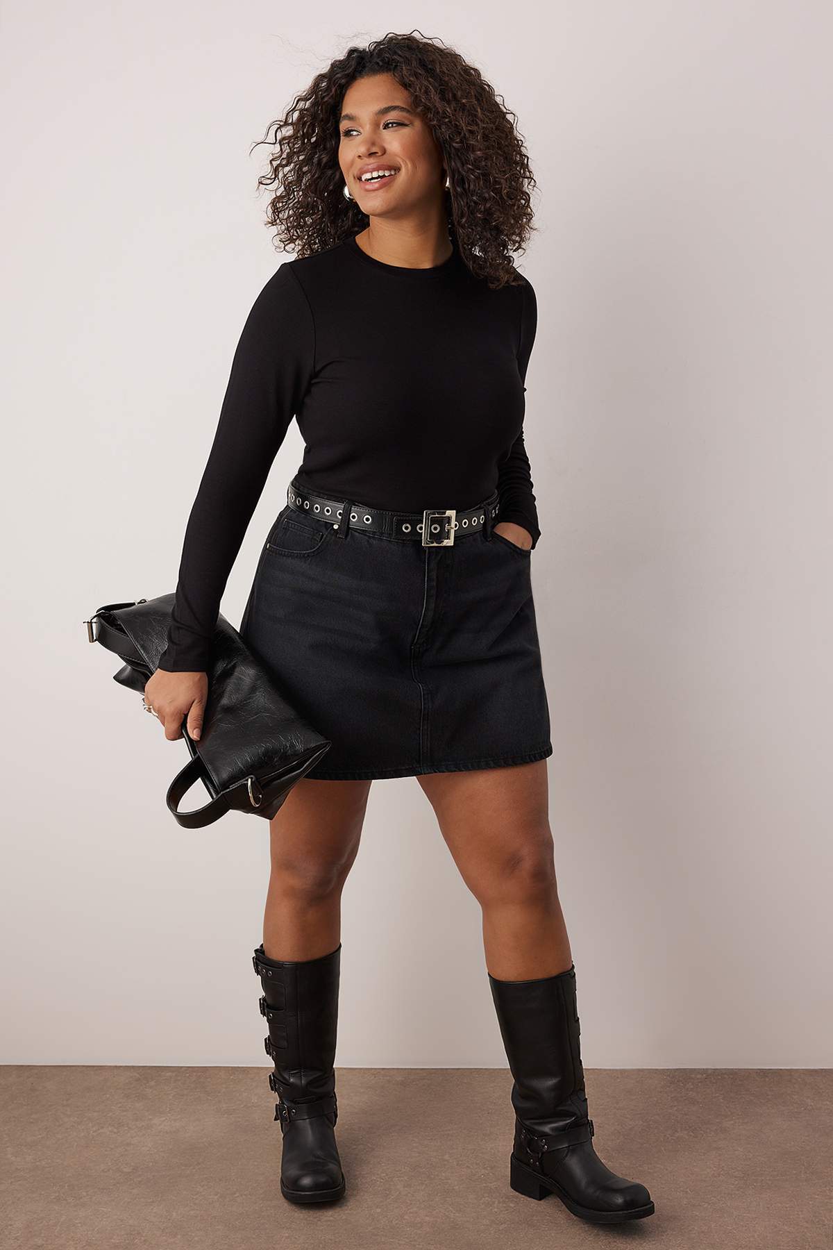 Trendyolmilla Curve Siyah Premium Yumuşak Kumaşlı Viskon Bisiklet Yaka Crop Esnek Örme Bluz TBBAW25AF00027