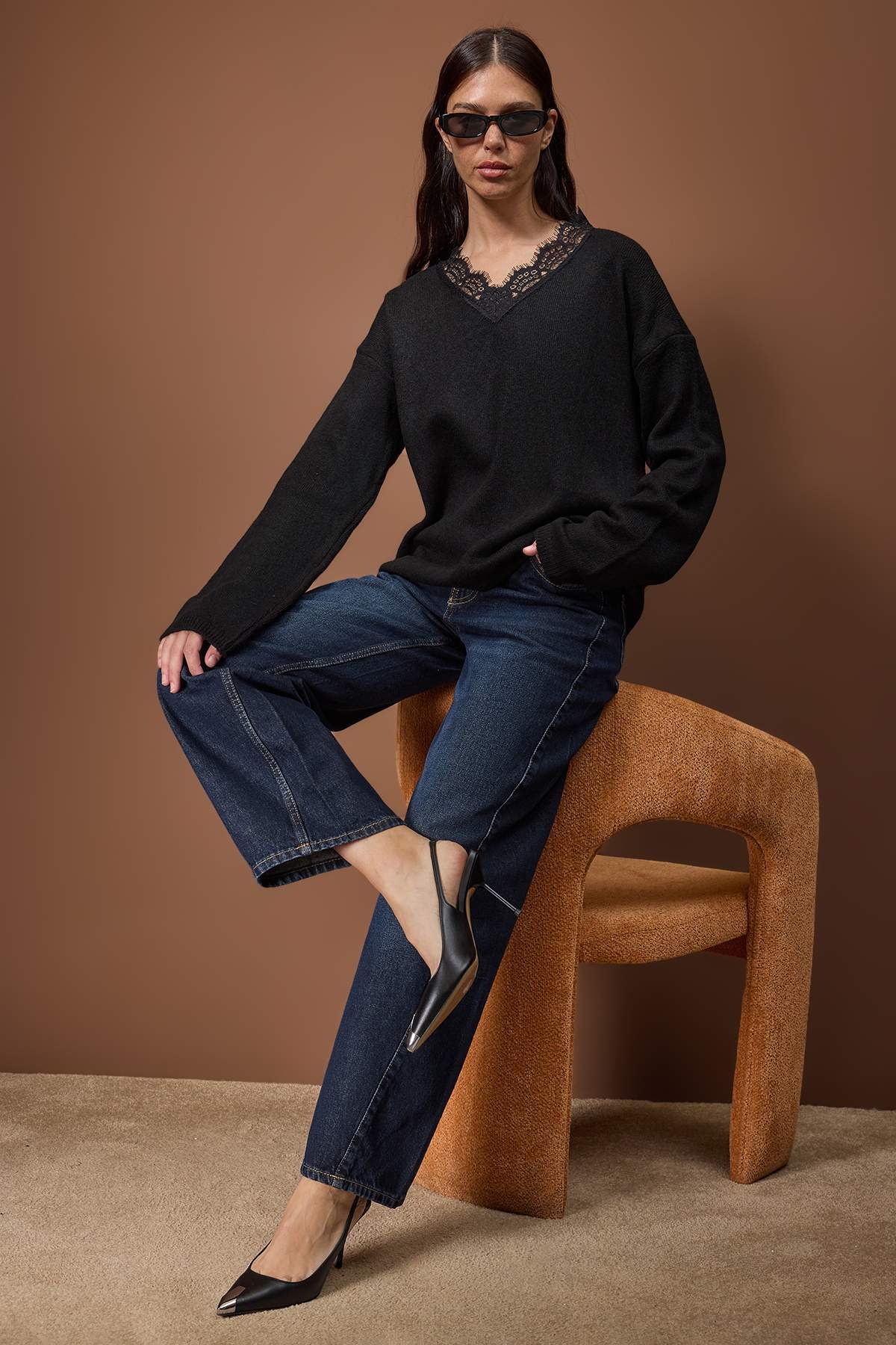 Trendyolmilla  Siyah Yumuşak Dokulu V Yaka Dantelli Triko Kazak TWOAW26KZ00288 - Görsel 2