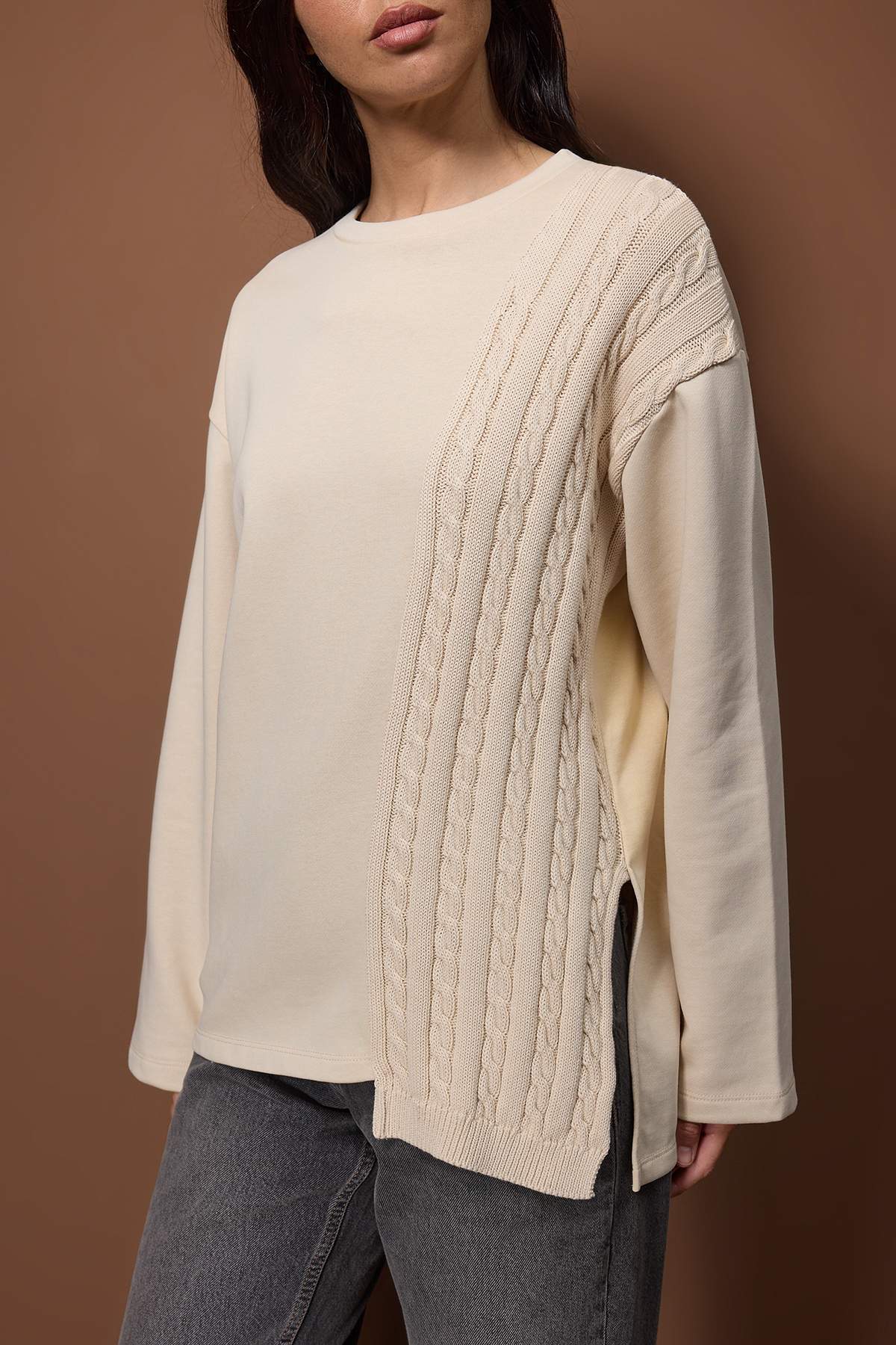 Trendyolmilla  Taş Triko Detaylı Bisiklet Yaka Relaxed Örme Sweatshirt TWOAW26SW00076 - Görsel 3