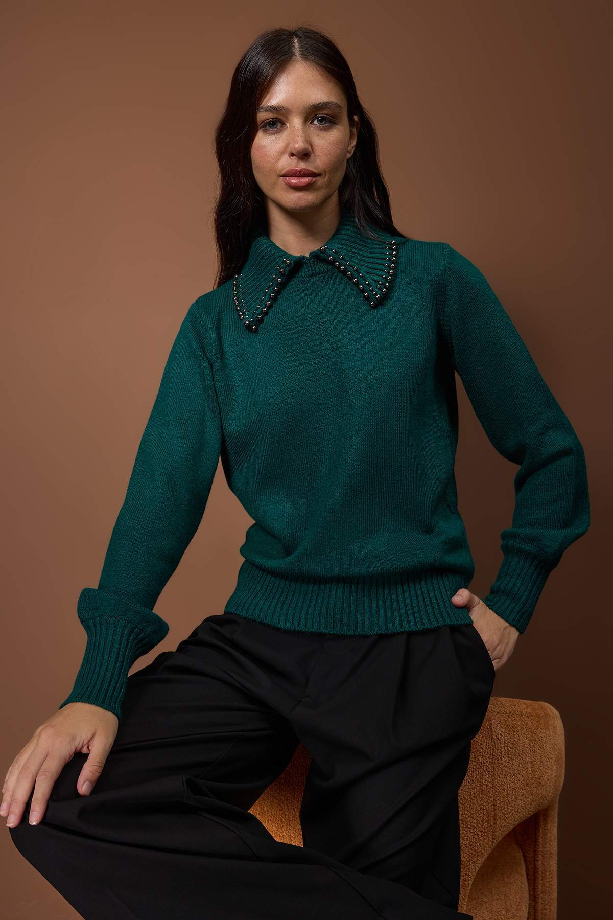 Trendyol Collection Smaragdgrüner Strickpullover mit Polokragen und Steindetails TWOAW26KZ00222