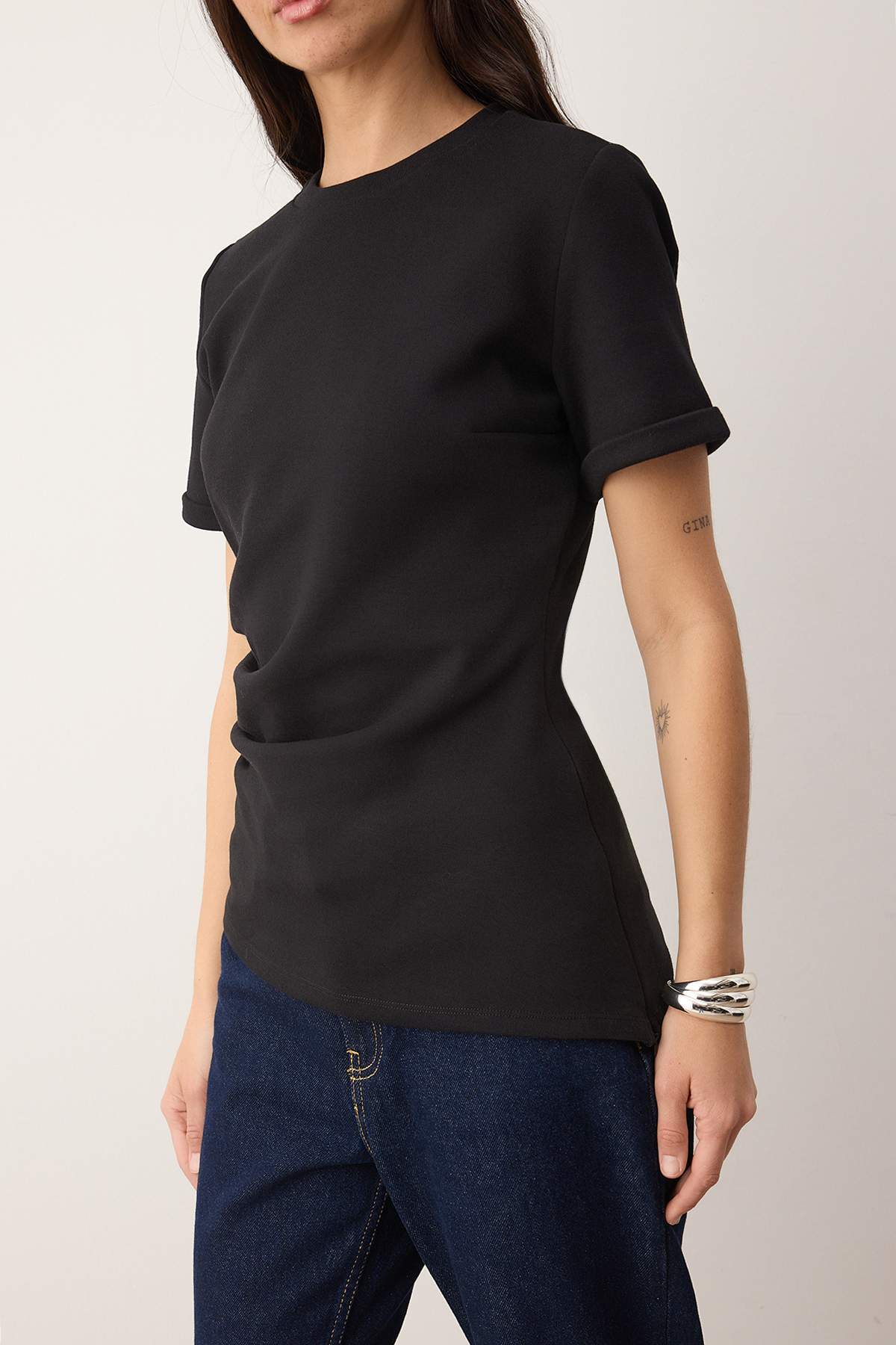 Trendyolmilla  Trendyol Studio Collection Siyah Bisiklet Yaka Asimetrik Vücuda Oturan Örme T-Shirt TWOAW26TS00023 - Görsel 3