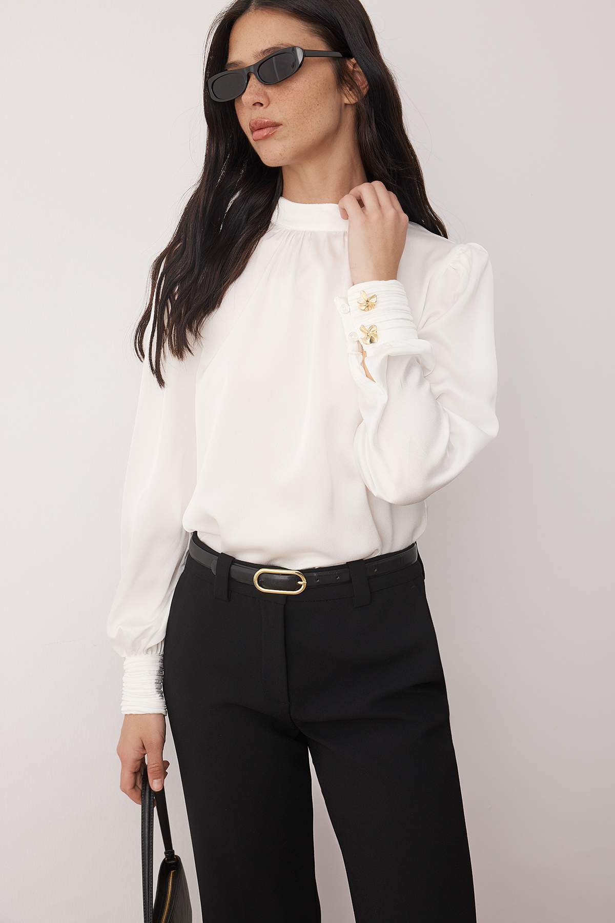 Trendyol Collection Biała bluzka z satynowego materiału z detalami w postaci ...