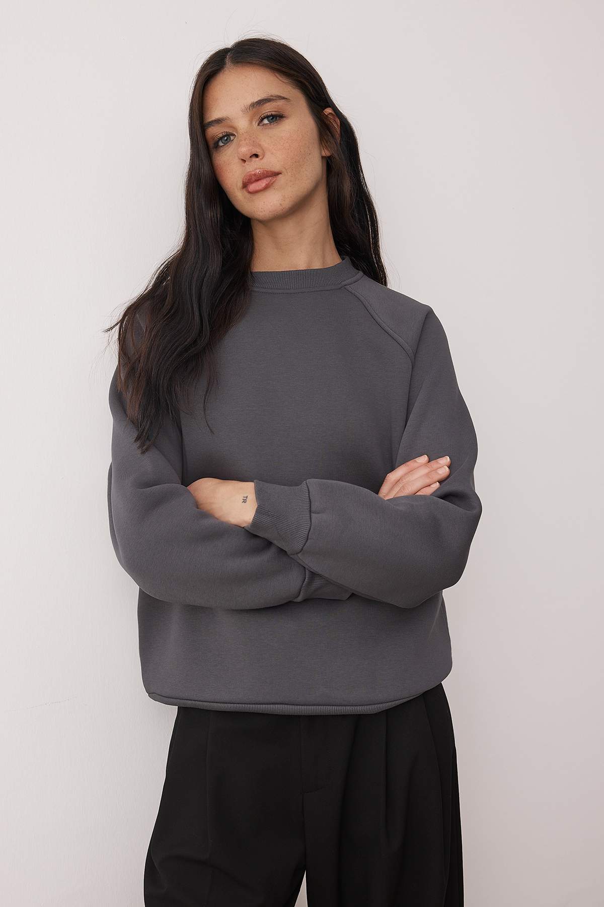 Trendyolmilla  Antrasit Relaxed/Rahat Kalıp Basic Reglan Kol Bisiklet Yaka Örme Sweatshirt TWOAW24SW00104 - Görsel 2