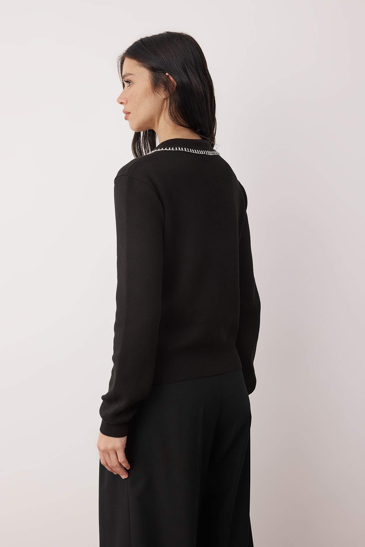 Trendyolmilla  Siyah Pamuk İçerikli Yaka Dikiş Detaylı Triko Kazak TWOAW26KZ00204 - Görsel 4