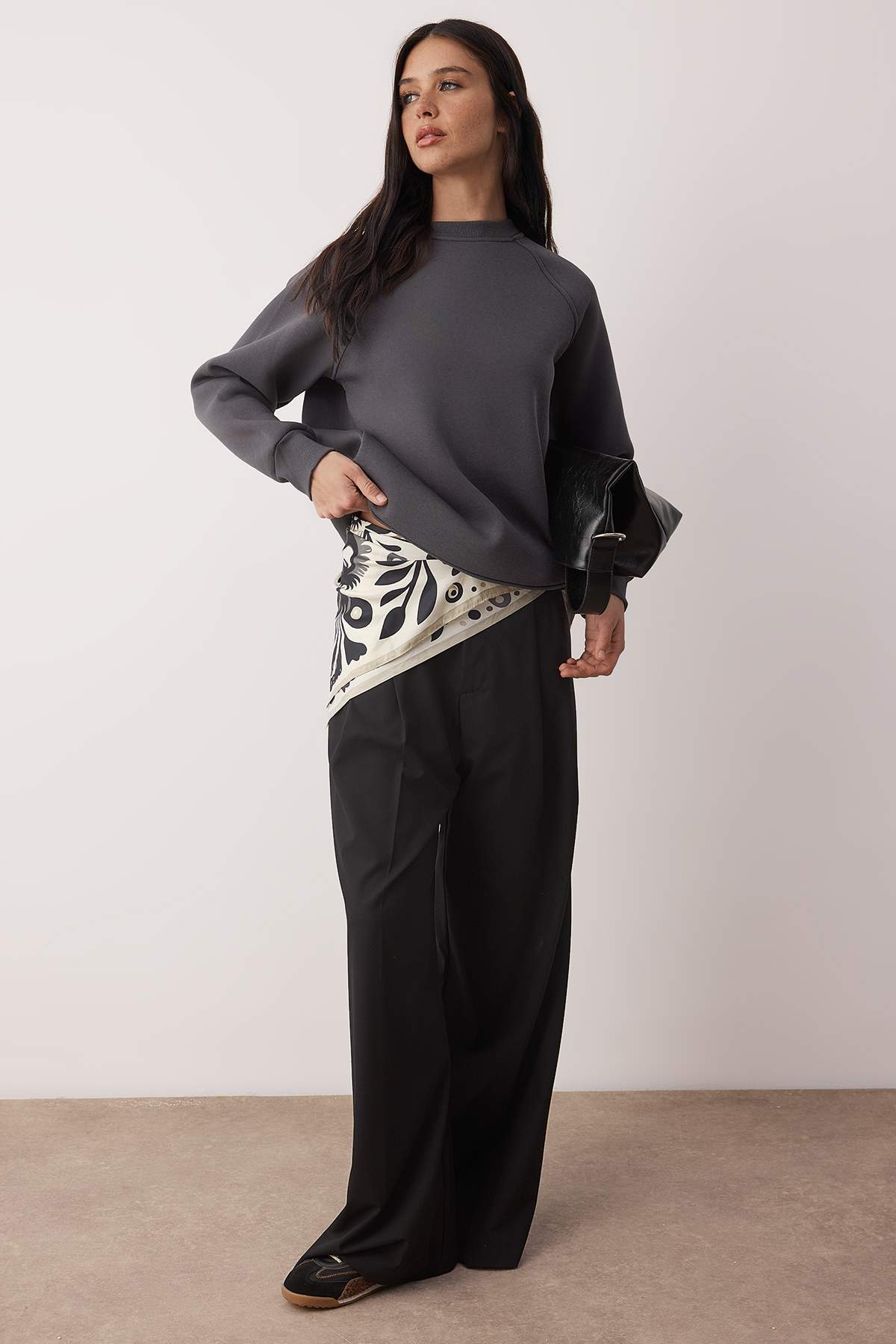 Trendyolmilla  Antrasit Relaxed/Rahat Kalıp Basic Reglan Kol Bisiklet Yaka Örme Sweatshirt TWOAW24SW00104