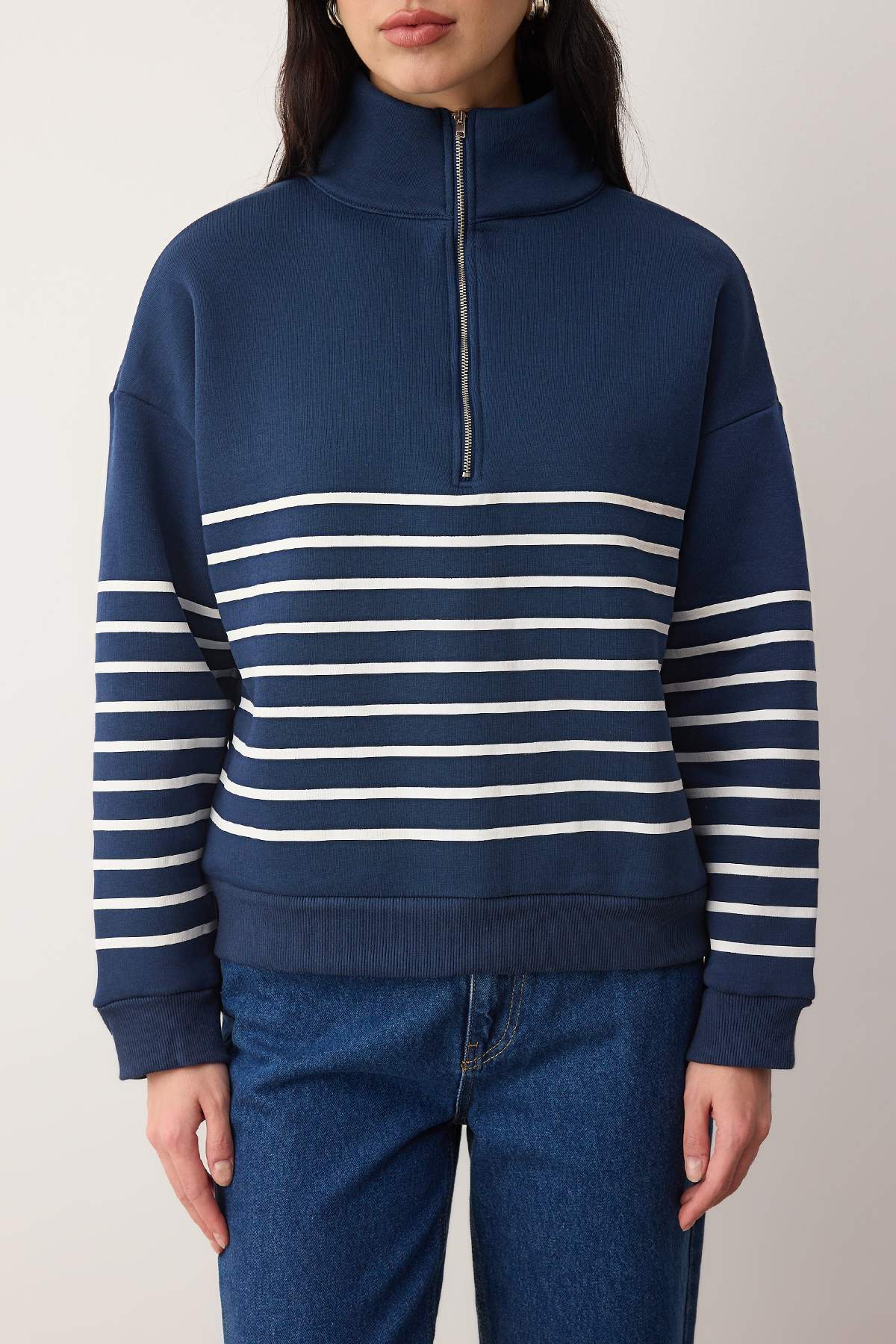 Trendyolmilla  Lacivert Çizgili Oversize/Geniş Kalıp Fermuarlı Kalın İçi Polarlı Örme Sweatshirt TWOAW26SW00044 - Görsel 3