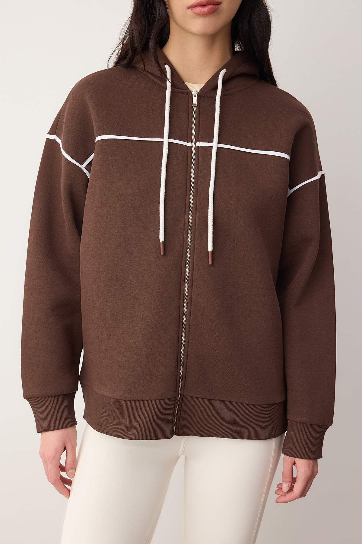 Trendyolmilla  Kahverengi Kapüşonlu ve Biye Detaylı Oversize/Geniş Kalıp Örme Sweatshirt TWOAW26SW00106 - Görsel 3