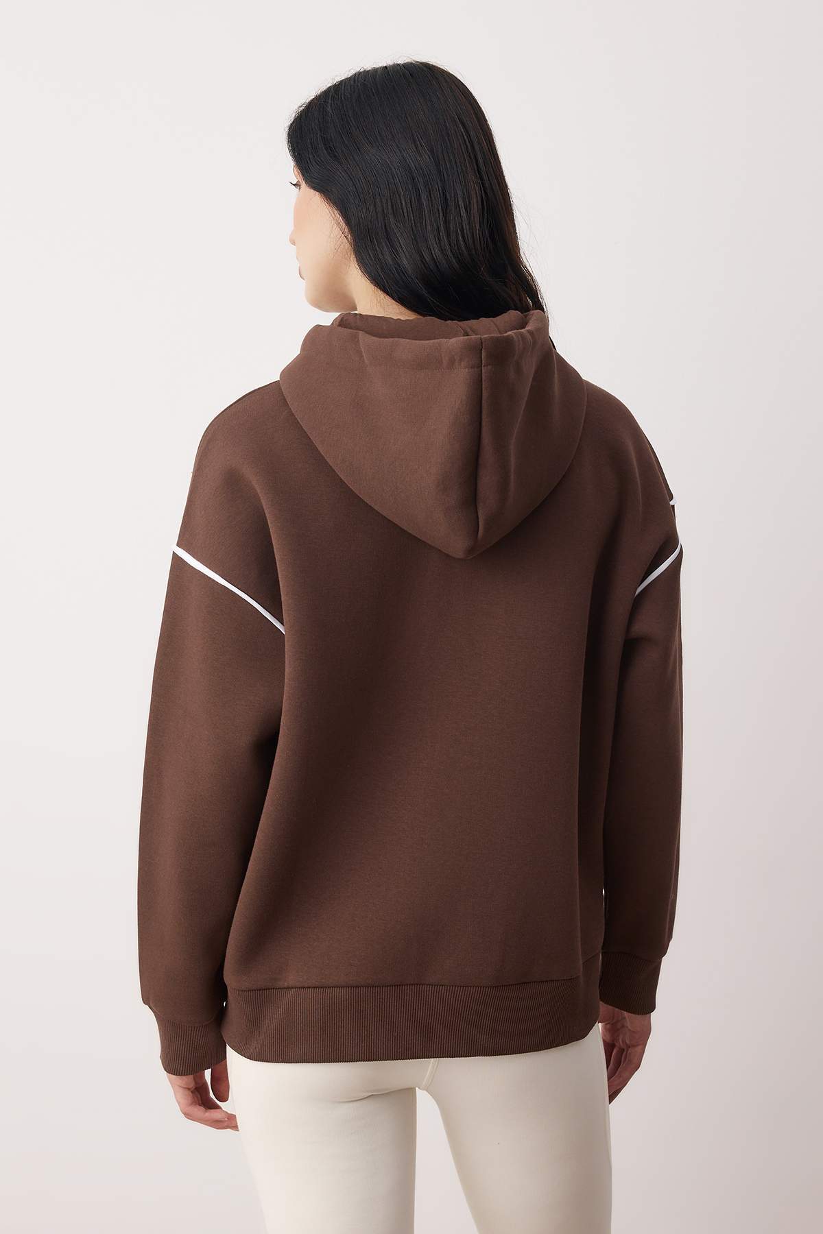 Trendyolmilla  Kahverengi Kapüşonlu ve Biye Detaylı Oversize/Geniş Kalıp Örme Sweatshirt TWOAW26SW00106 - Görsel 4