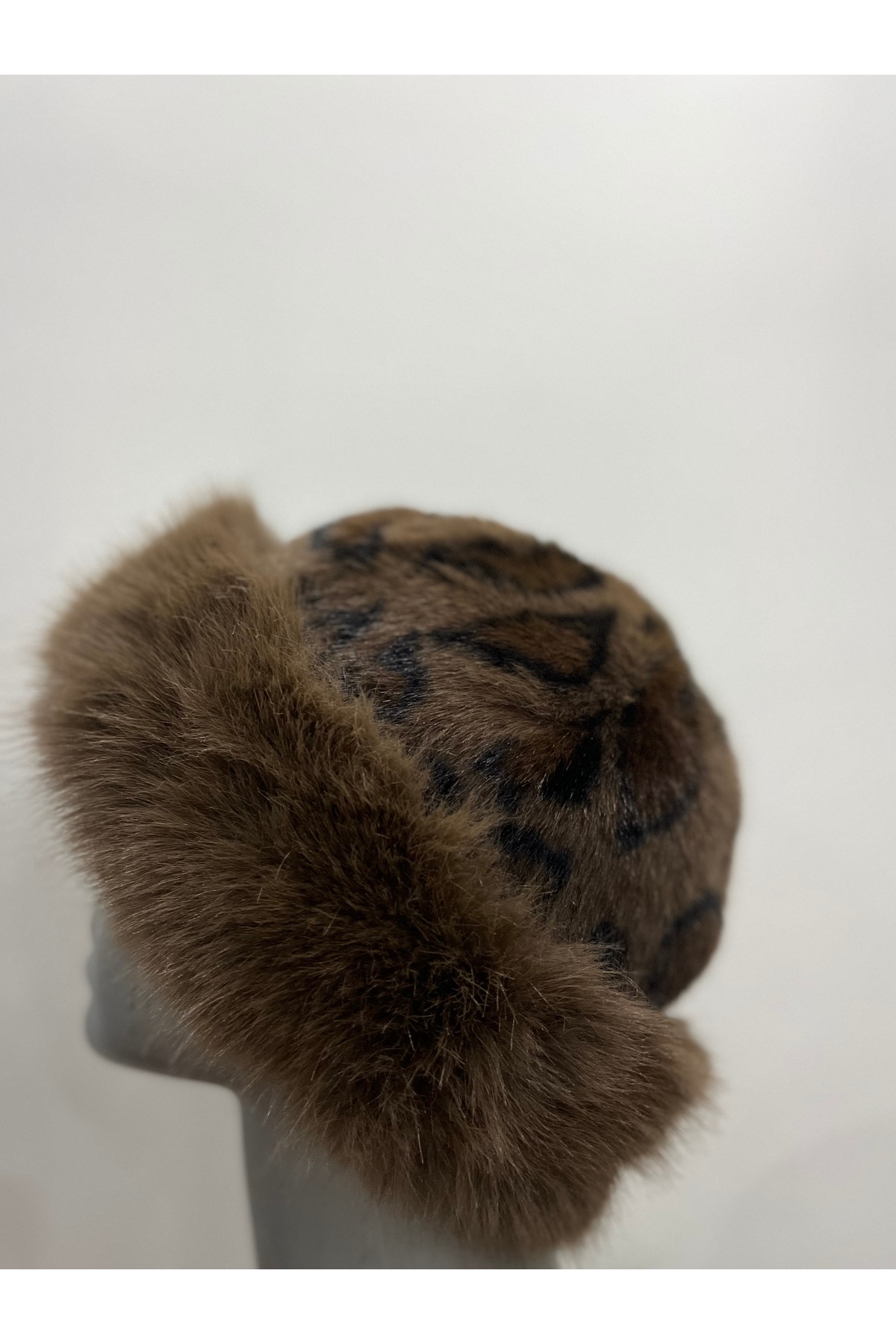 Butik Kahverengi Kadın Peluş Leopar Desen Şapka, Yumuşak Kürk Görünümlü Bere görsel 4