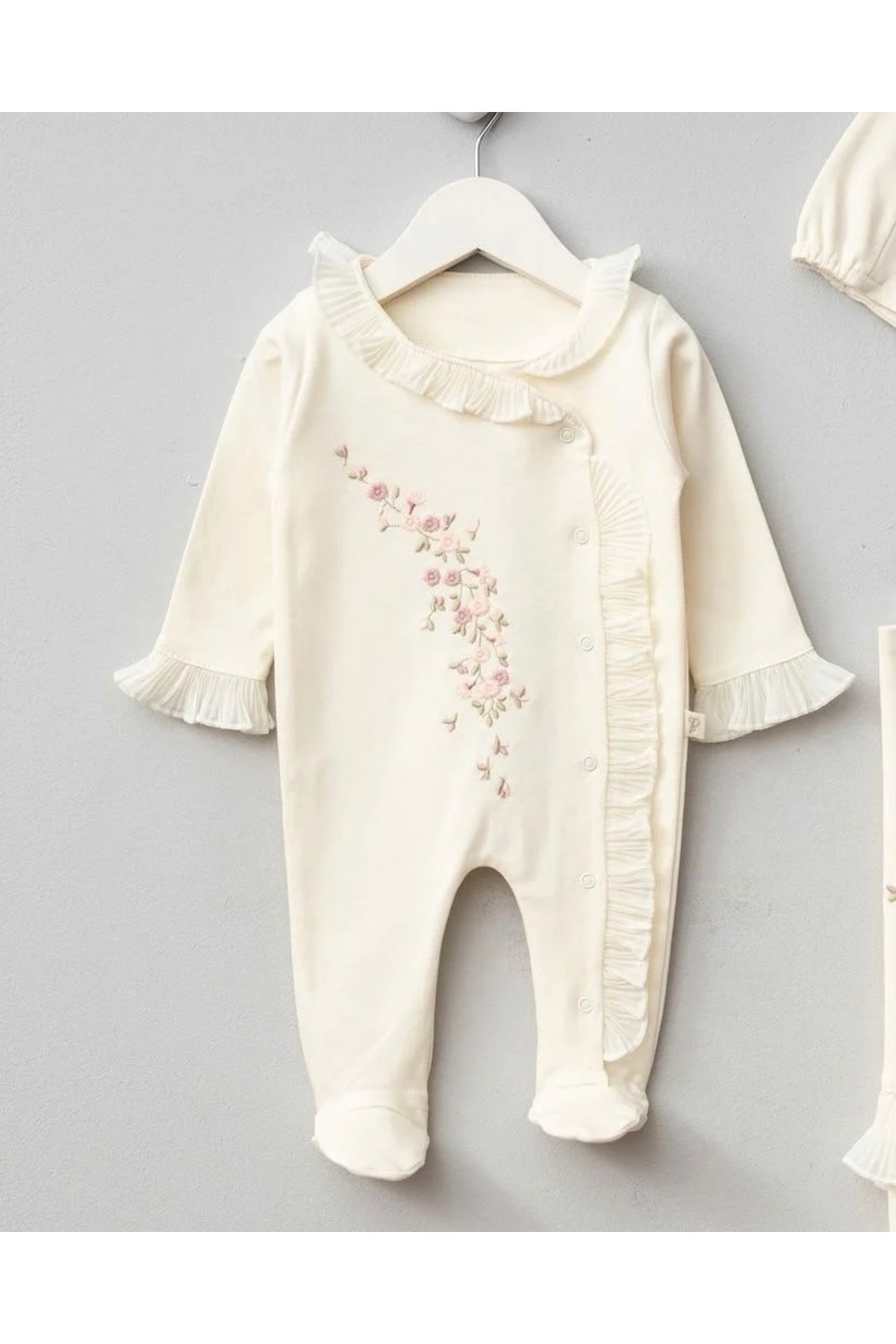 Mert Baby Çiçek Nakışlı Dantel Detaylı 3'lü Organik Hastane Çıkış Seti Natural %100 Pamuk Yenidoğan Kız Bebek fotoğrafı 4 (önizleme)