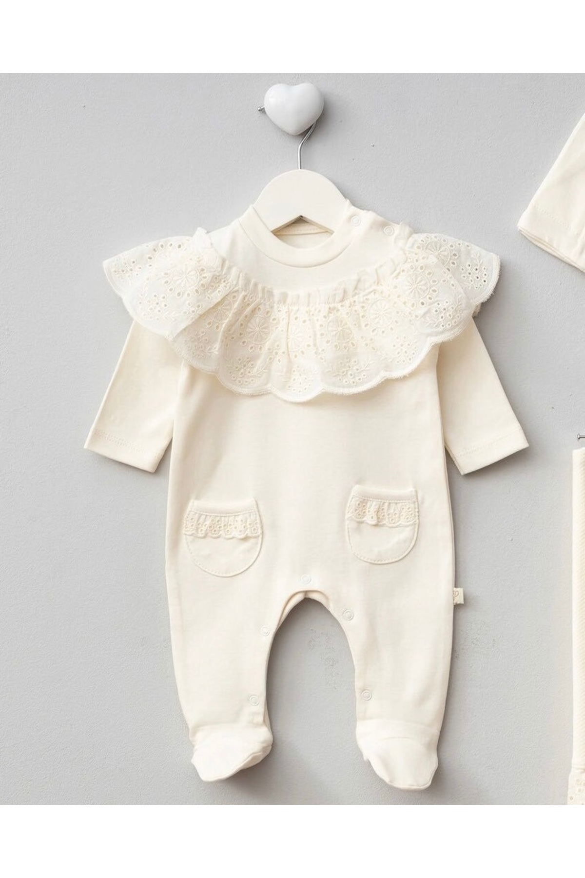 Mert Baby Emily Fistolu 3'lü Organik Hastane Çıkış Seti Roba Brodeli %100 Pamuk Yenidoğan Kız Bebek fotoğrafı 3 (önizleme)