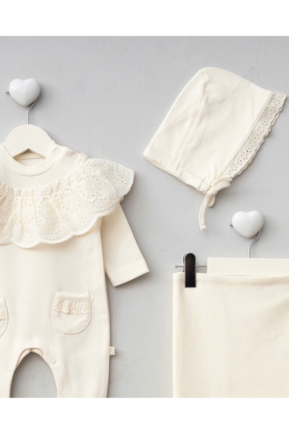 Mert Baby Emily Fistolu 3'lü Organik Hastane Çıkış Seti Roba Brodeli %100 Pamuk Yenidoğan Kız Bebek fotoğrafı 5 (önizleme)