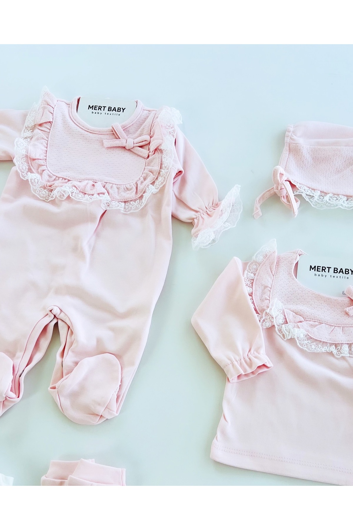 Mert Baby Bella 10'lu Organik Hastane Çıkış Seti Dantel Yaka Pembe %100 Pamuk Yenidoğan Kız Bebek fotoğrafı 5 (önizleme)