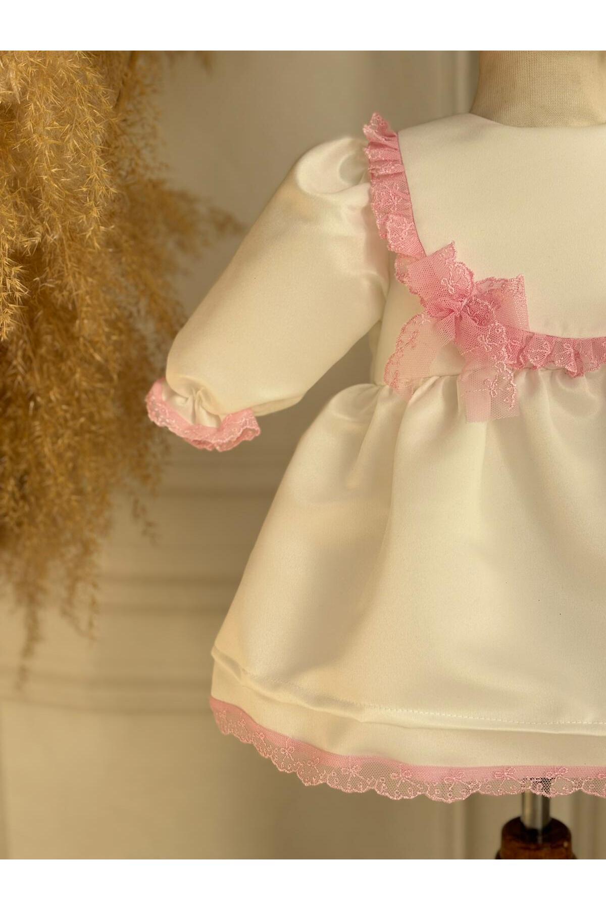 Hobidik Kız Bebek Kırık Beyaz Pembe Güpürlü Önlüklü Elbise Set fotoğrafı 3 (önizleme)