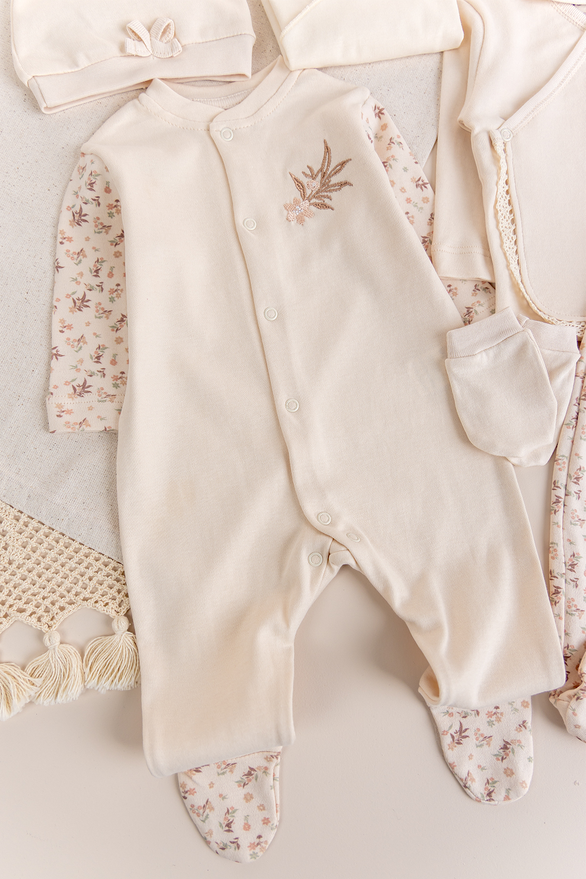 Babymod Çiçek Desenli 10'lu Kız Bebek Hastane Çıkışı Bebek Takımı fotoğrafı 3 (önizleme)