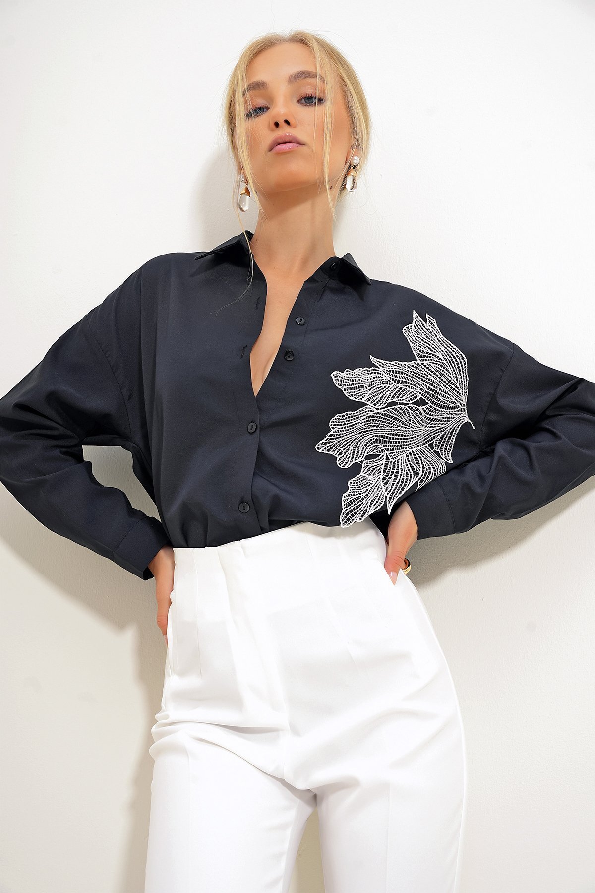 Trend Alaçatı Stili Schwarzes, mit Blumen besticktes, übergroßes gewebtes Dam...