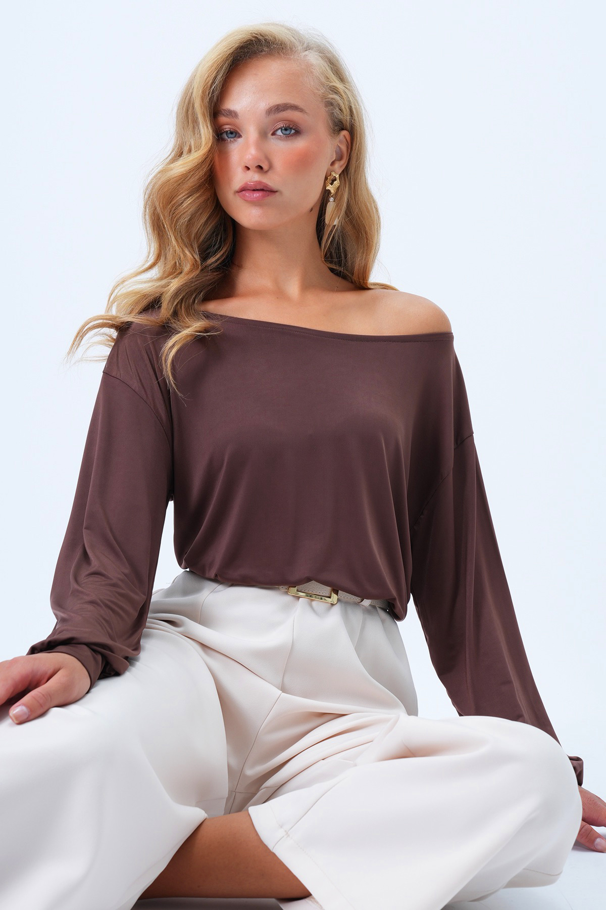 Trend Alaçatı Stili Kadın Acı Kahve Kayık Yaka Kolları Manşetli Bluz ALC-X14393 görsel 2