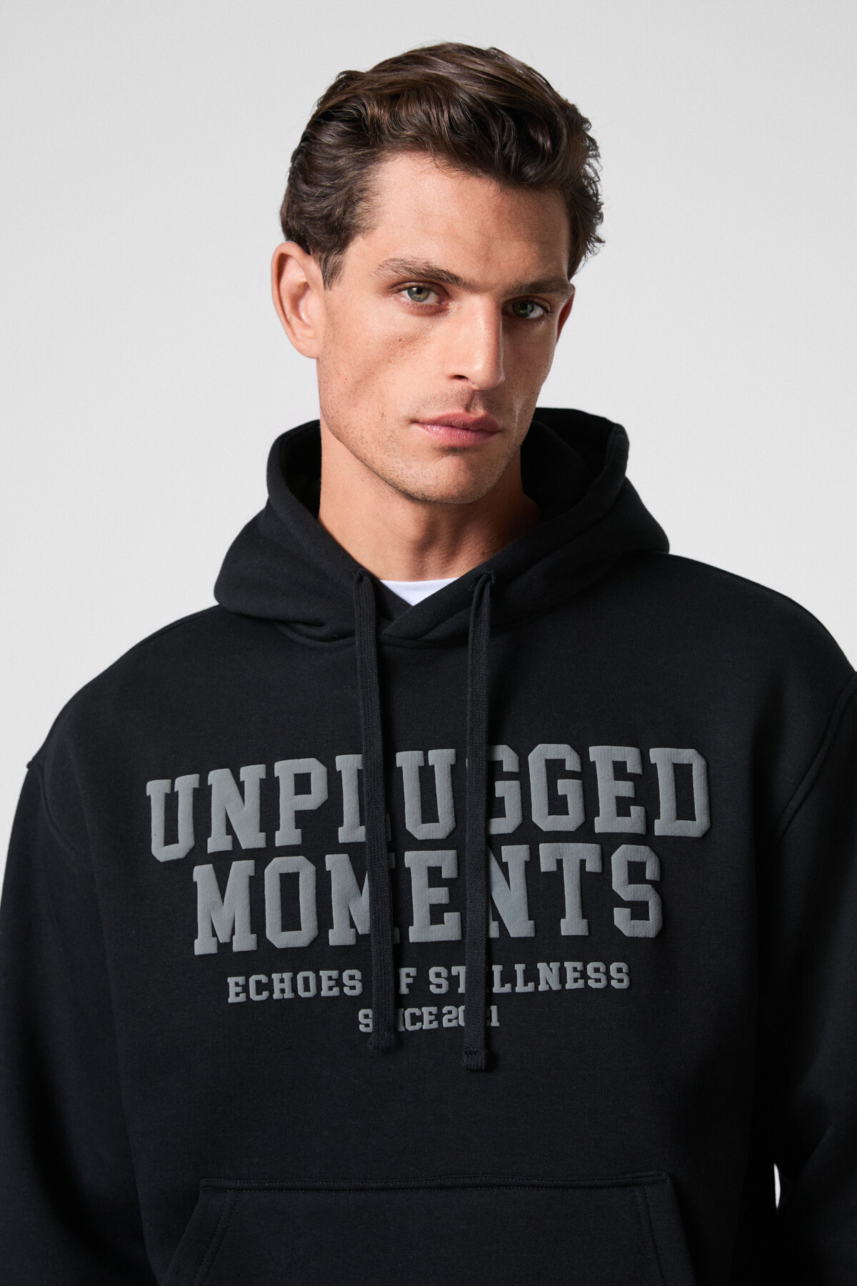 CASSIAN Erkek Önü Kabaran Baskılı Kapüşonlu Kordonlu Kanguru Cepli Siyah Sweatshirt — مشکی CASSIAN01082025 — تصویر 2 از 6