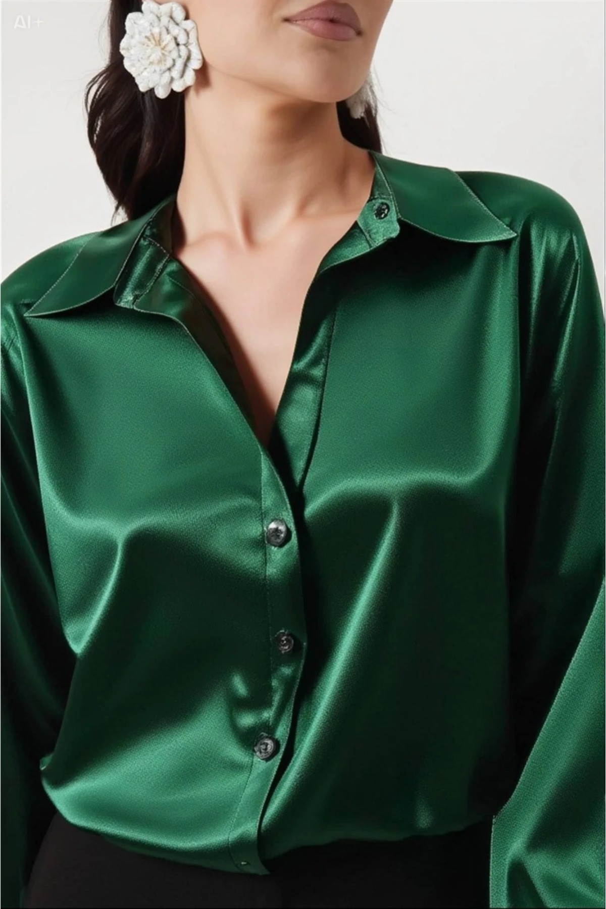 Yasmy Collection  Kadın Zümrüt Yeşili Hafif Dökümlü Saten Yüzeyli Gömlek HZ25-YS25 - Görsel 2