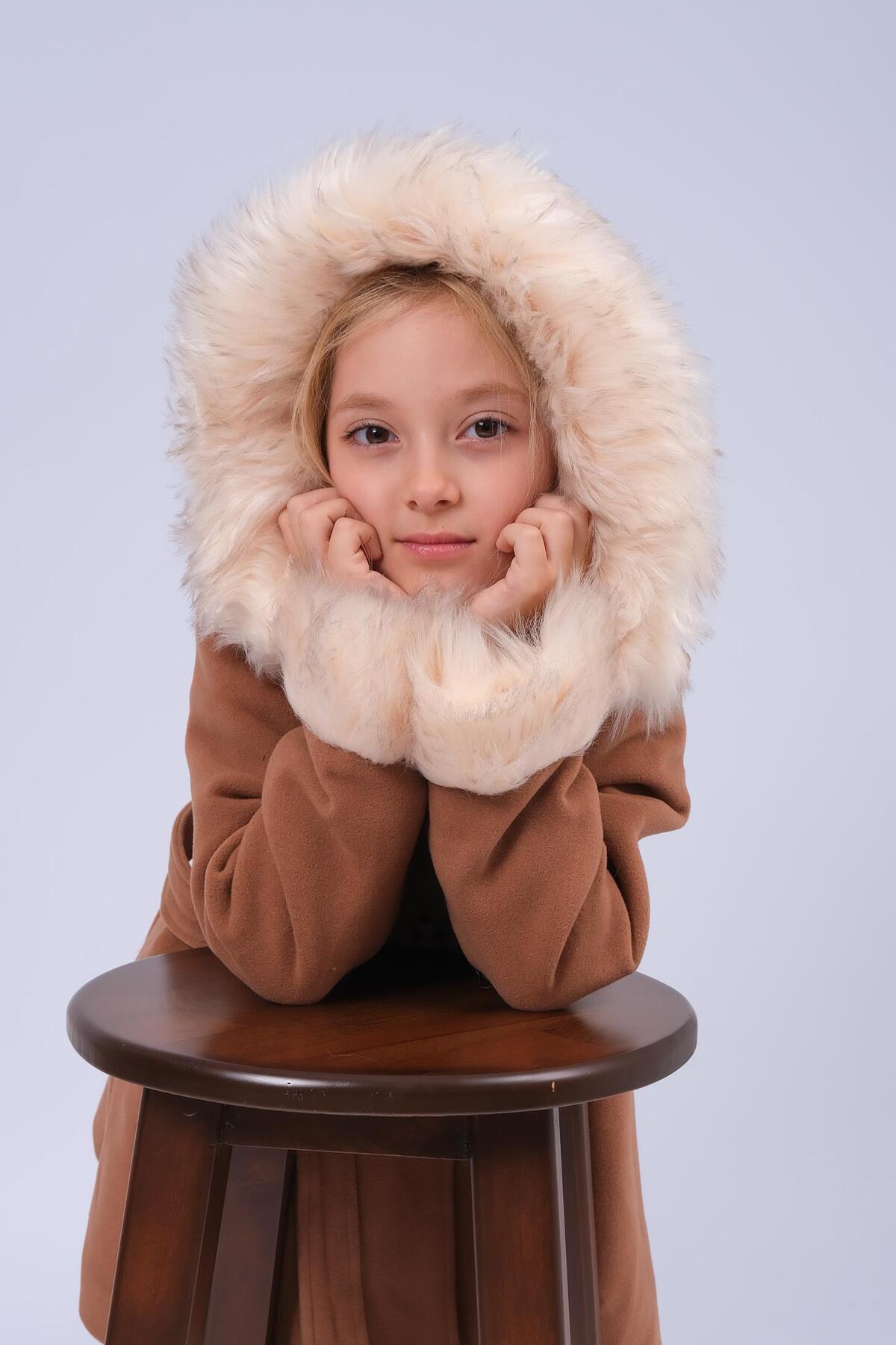 Perendi Kız Çocuk Kürk Detaylı Kapüşonlu Kuşaklı Kaşe Kaban – Kahverengi fotoğrafı 6 (önizleme)